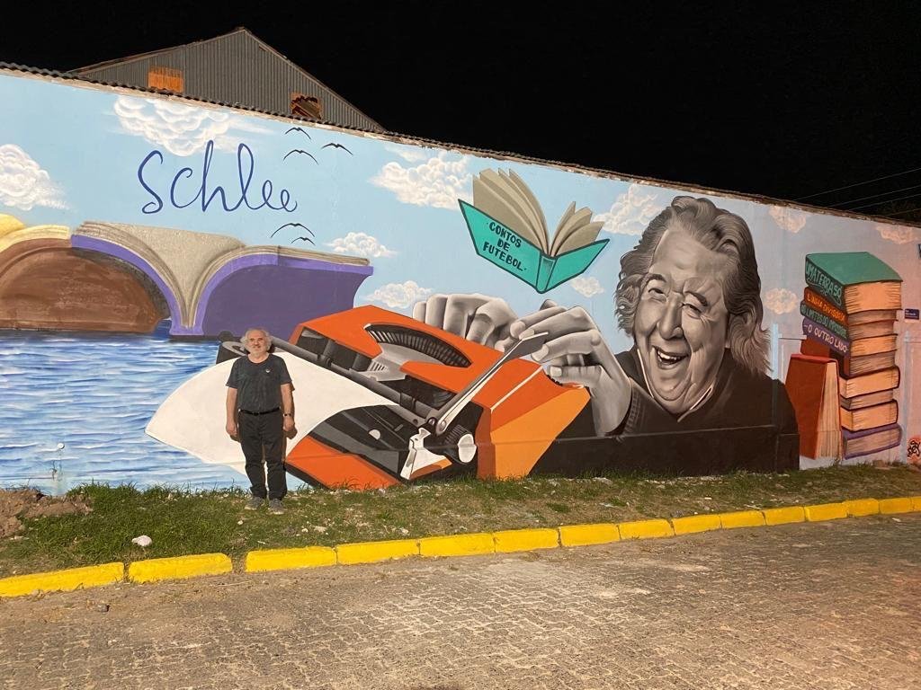 Alfredo Aquino junto ao muro na rua &ldquo;Uma Terra S&oacute;&rdquo; no campus Jaguar&atilde;o da Unipampa