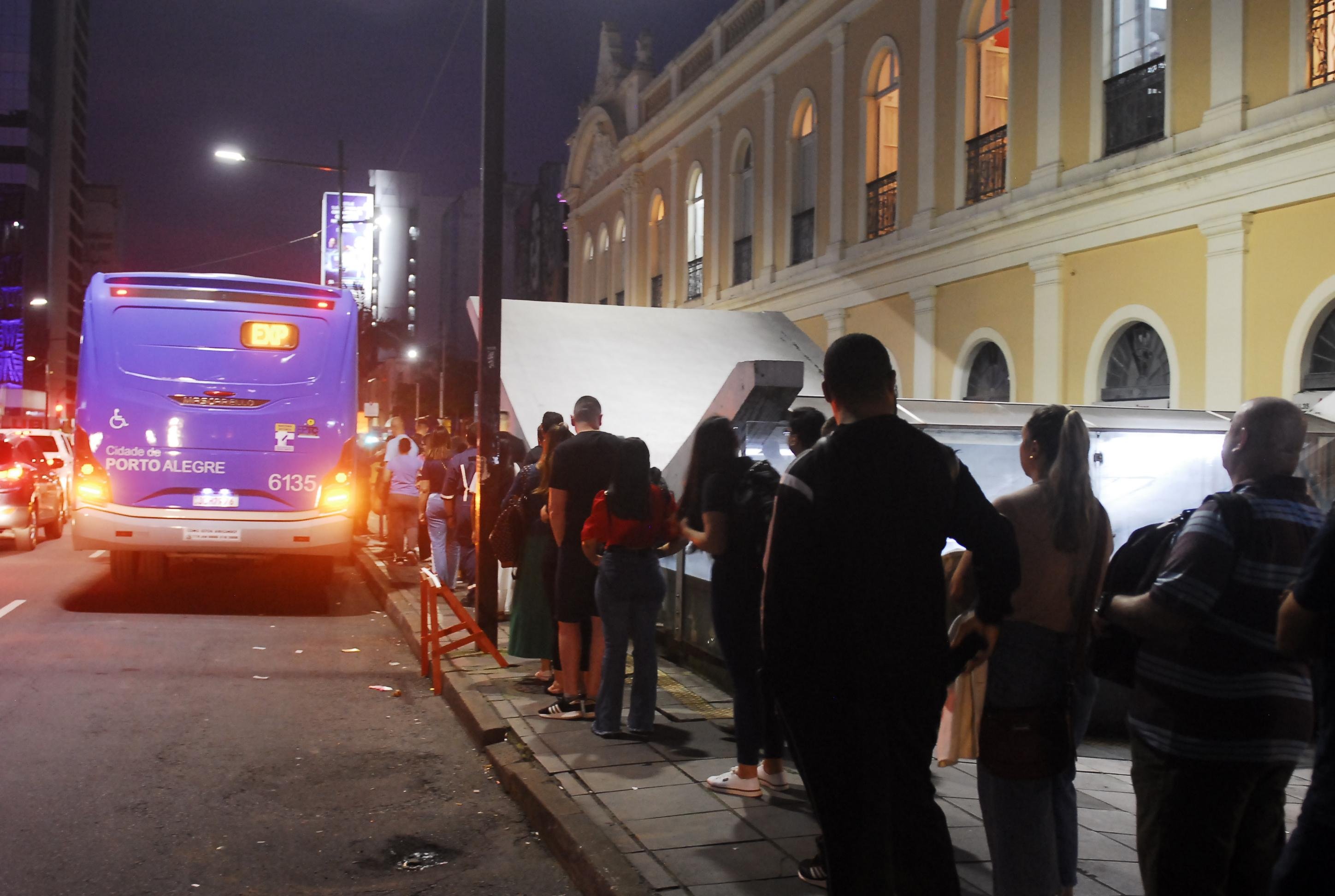 Usu&aacute;rios do trensurb na fila do &ocirc;nibus que realizou a baldea&ccedil;&atilde;o at&eacute; a Esta&ccedil;&atilde;o Farrapos.