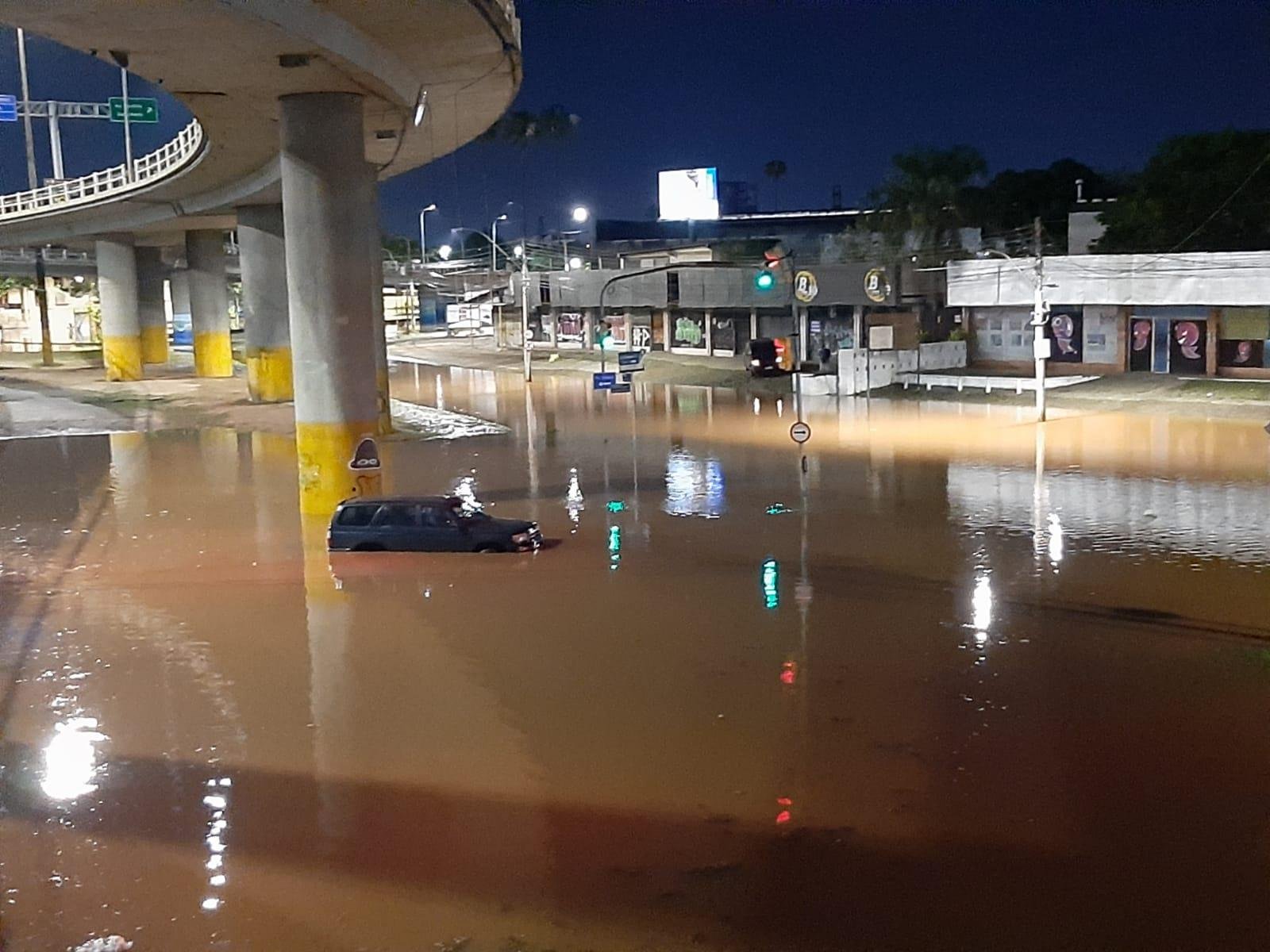 Ac&uacute;mulo de &aacute;gua alaga diversos pontos no 4&ordm; Distrito