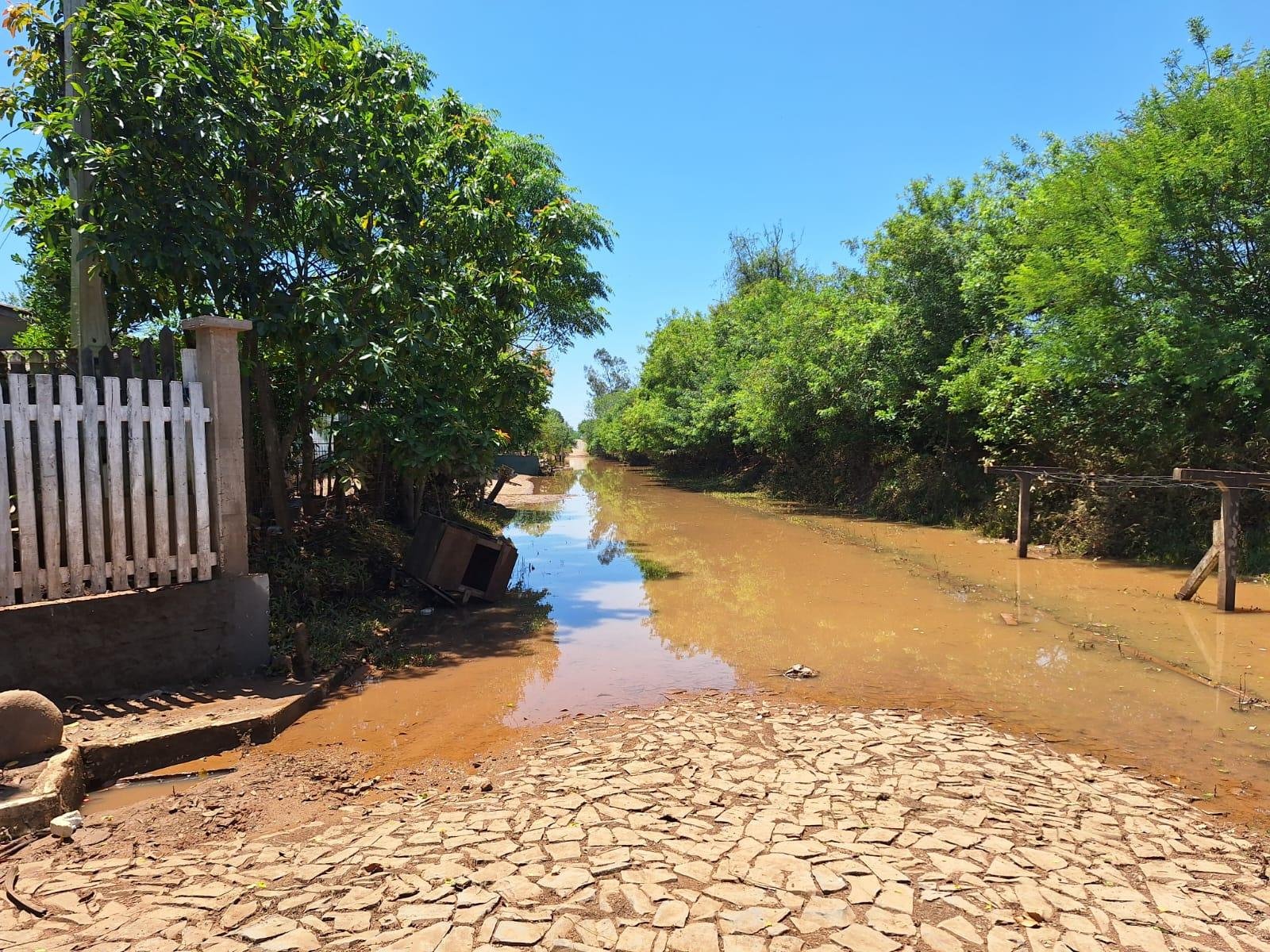 Rua Lima, no Bairro Empresa, continua alagada, mas &aacute;gua come&ccedil;a a recuar