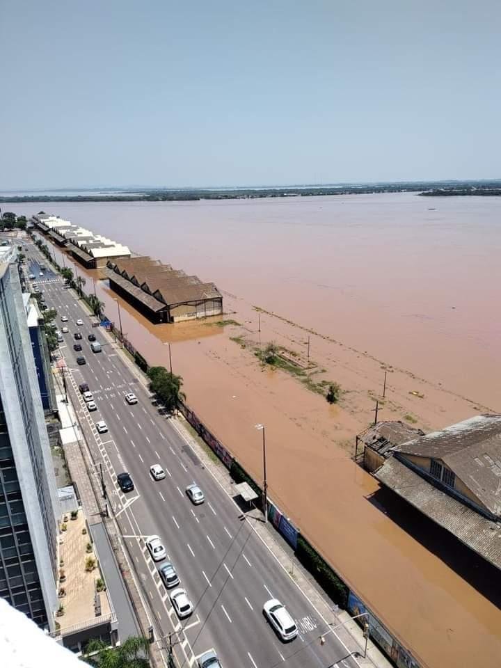 Cais do Porto est&aacute; tomado pelas &aacute;guas do Gua&iacute;ba desde segunda-feira