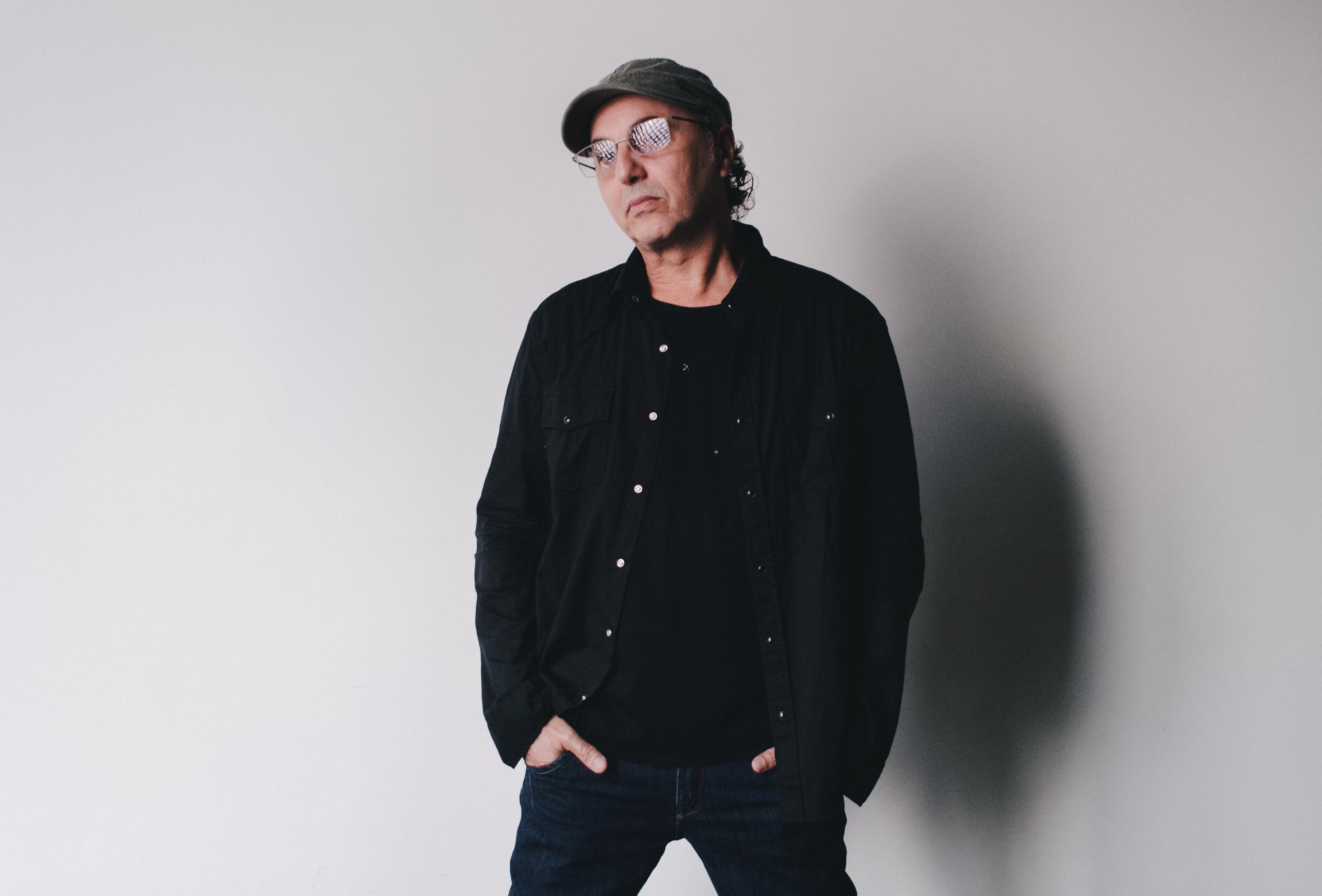 O cantor e compositor Zeca Baleiro celebra 26 anos de carreira