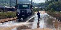 Em Encantado, servidores da prefeitura iniciaram os trabalhos de limpeza em vias atingidas pela enchente do rio Taquari