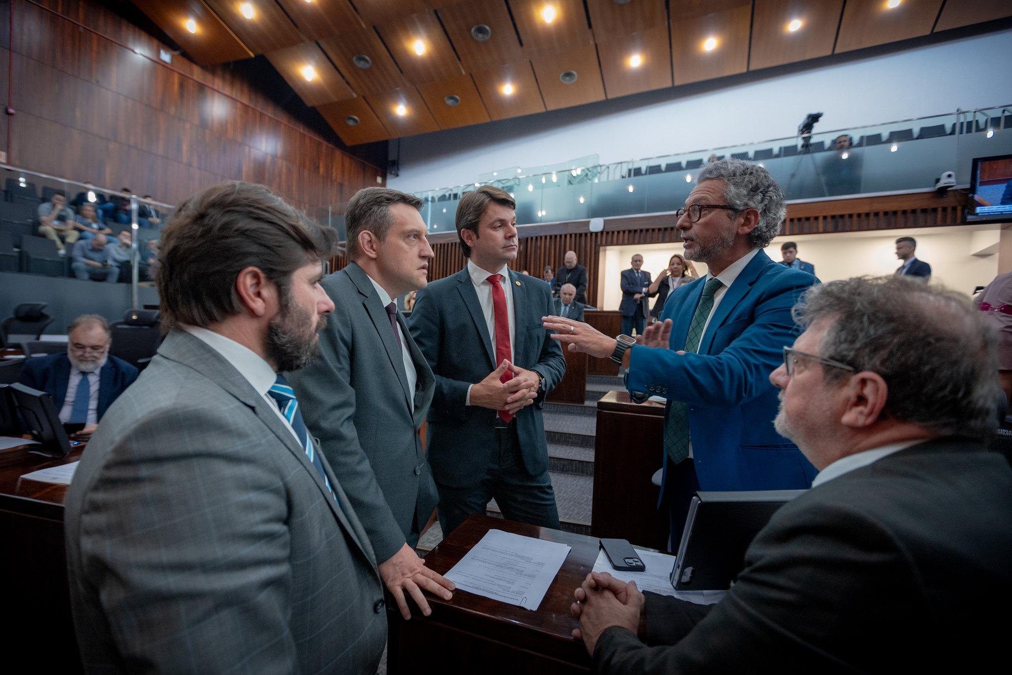 L&iacute;der do governo, Frederico Antunes, defendeu a medida