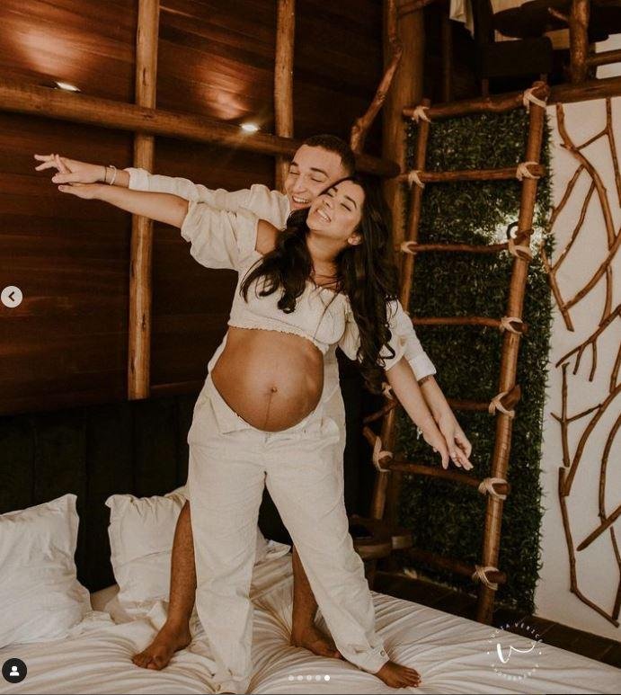 Casal celebra a gravidez
