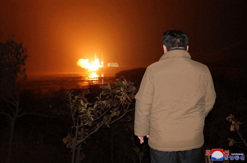 Lan&ccedil;amento foi acompanhado por Kim Jong-Un