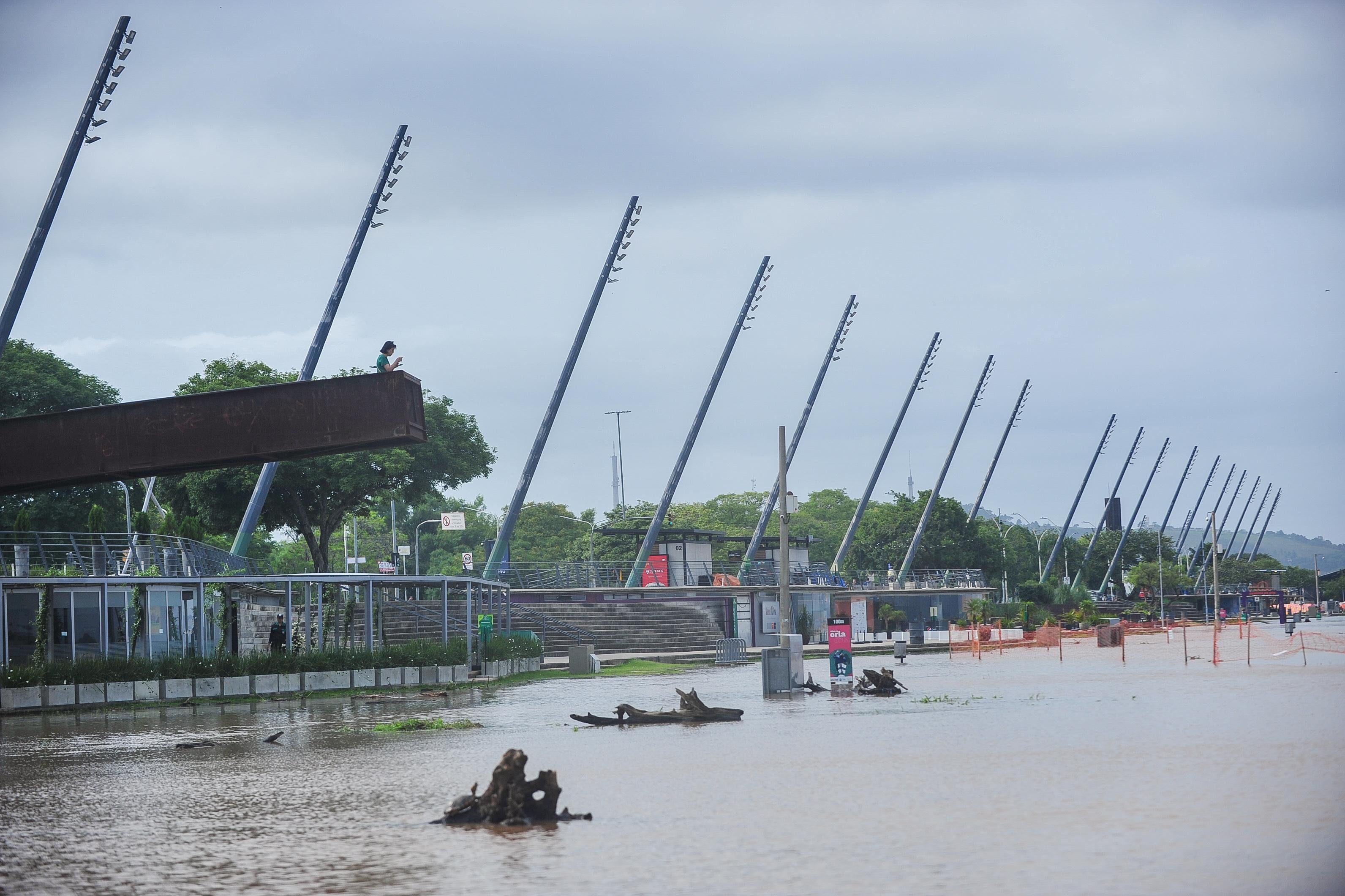 Orla do Gua&iacute;ba amanheceu com n&iacute;vel maior de &aacute;gua