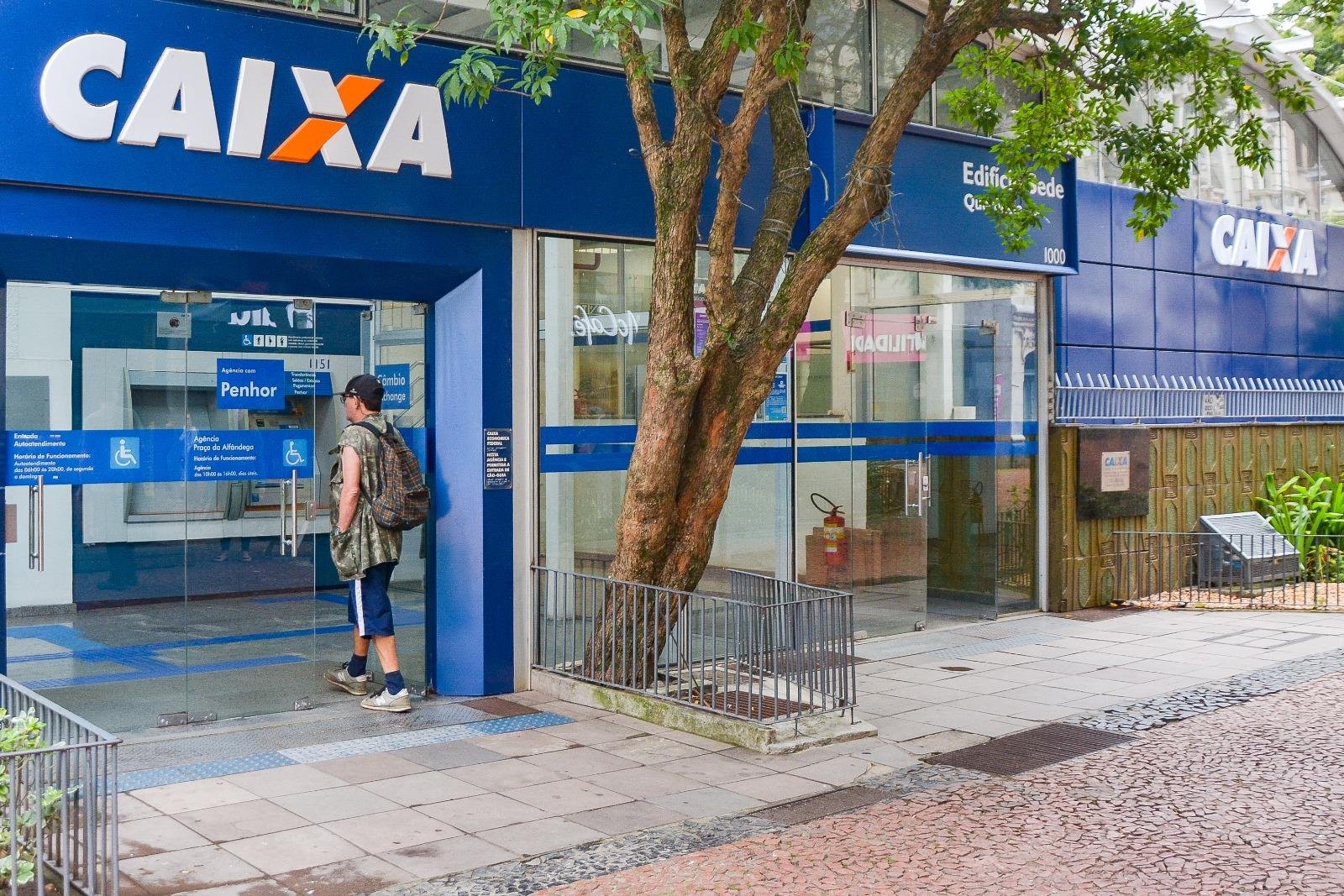 Ag&ecirc;ncias da Caixa abriram uma hora antes para atender os interessados em quitar as suas d&iacute;vidas