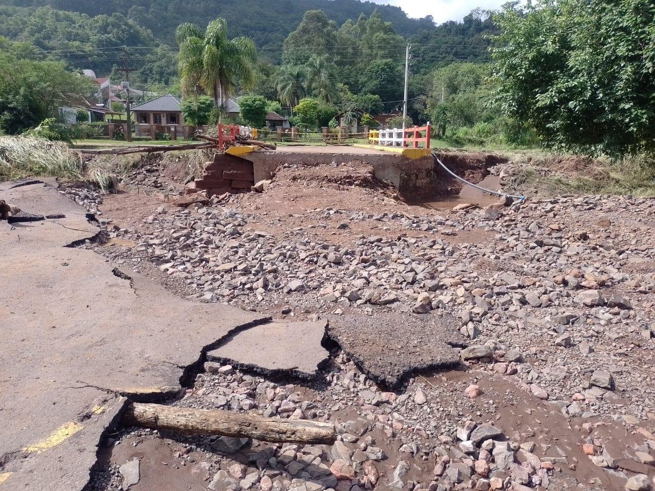 Destrui&ccedil;&atilde;o em ponte na Linha Ernesto Alves, interior de Imigrante
