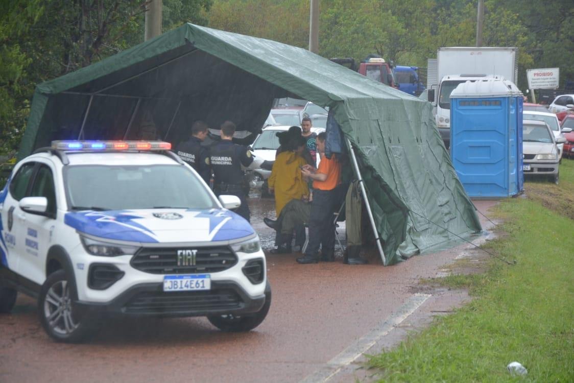 Al&eacute;m das equipes dentro das ilhas, os agentes da Defesa Civil permanecem realizando  busca ativa em toda a cidade para verificar se em algum local h&aacute; pessoas necessitando resgate