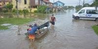 Moradores de Eldorado do Sul estão disponibilizando embarcações para auxiliar as forças de segurança no resgate e envio de doações