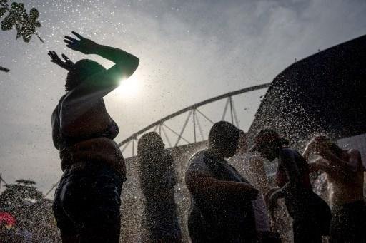 Ap&oacute;s reclama&ccedil;&otilde;es no primeiro dia de show, &aacute;gua foi jogada para refrescar f&atilde;s e outras medidas foram tomadas para evitar mal-estar devido ao calor