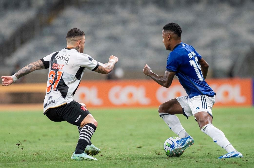 VAR foi protagonista em v&aacute;rios lances da partida