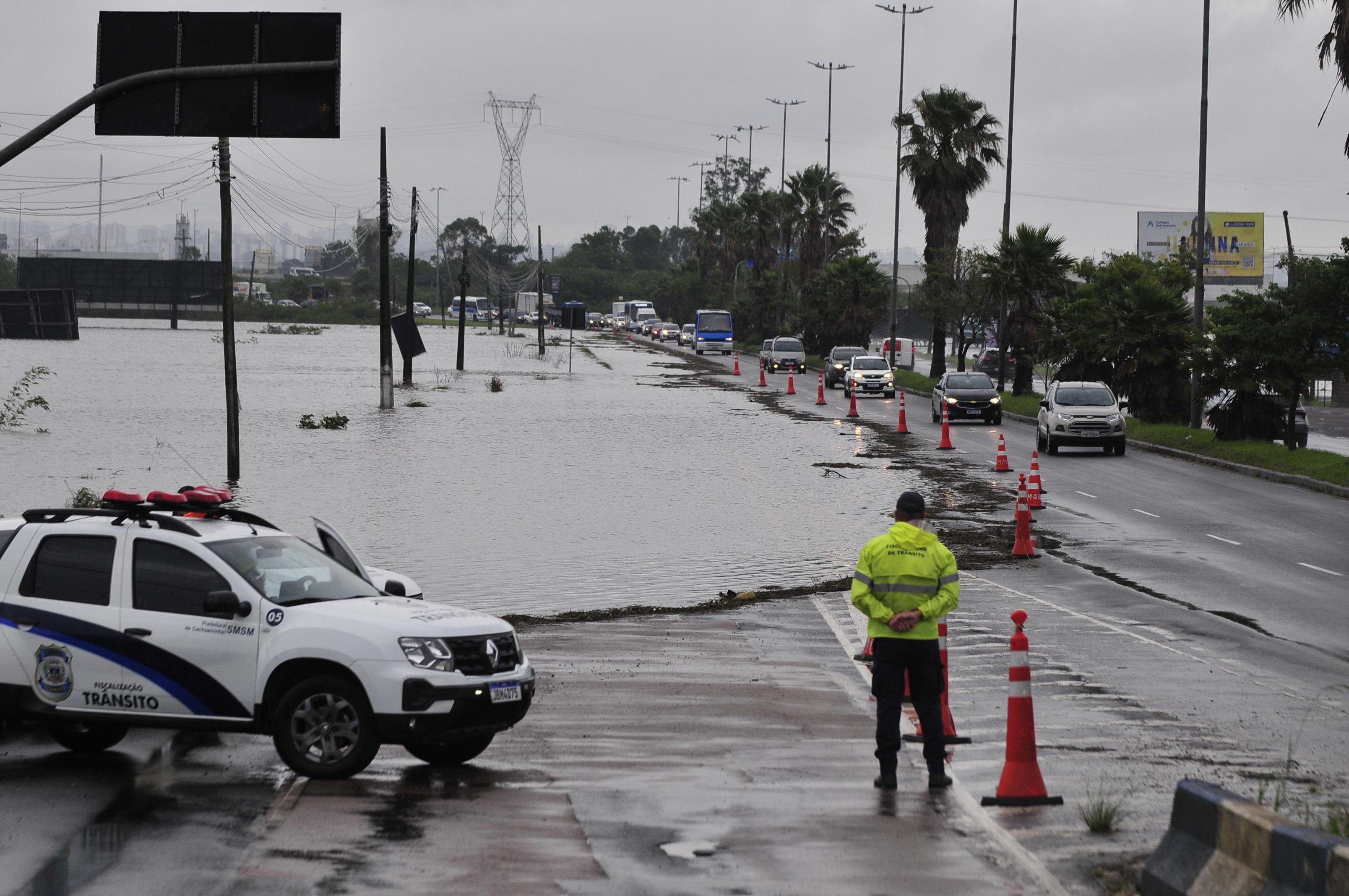 Rio Gravata&iacute; avan&ccedil;ou sobre a rodovia