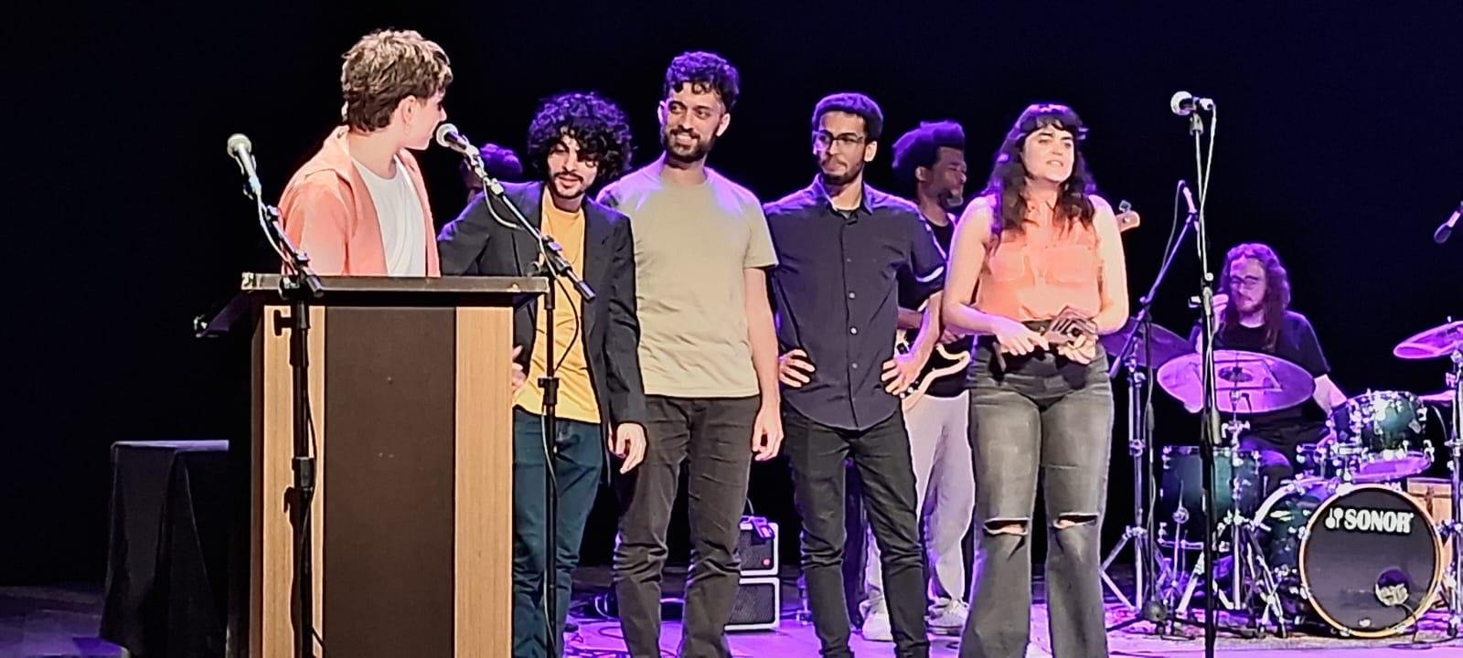 Integrantes da Xico Ensemble recebem o trof&eacute;u de &Aacute;lbum do Ano no A&ccedil;orianos de M&uacute;sica