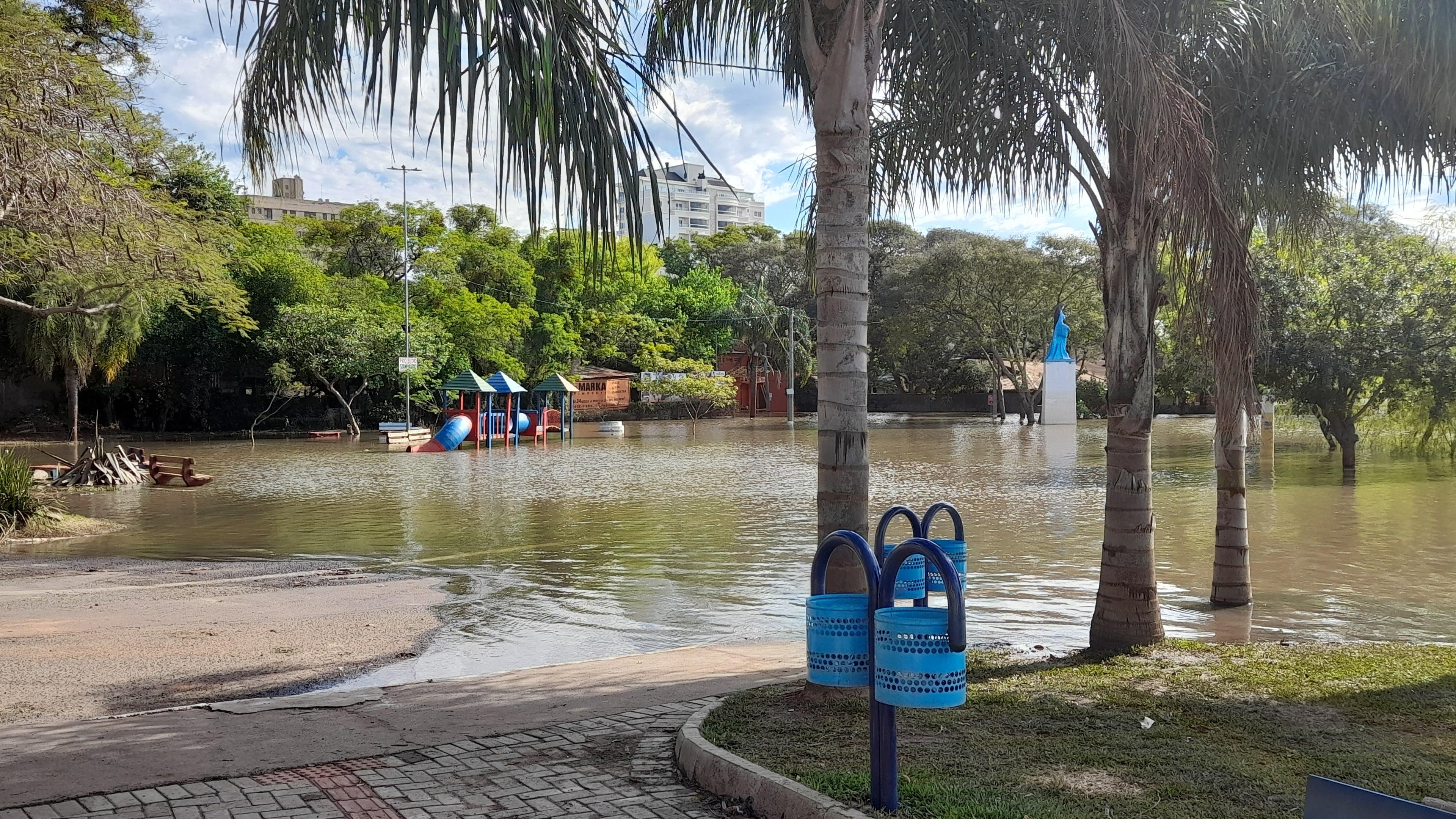 &Aacute;gua do rio Uruguai segue inundando a orla de Uruguaiana