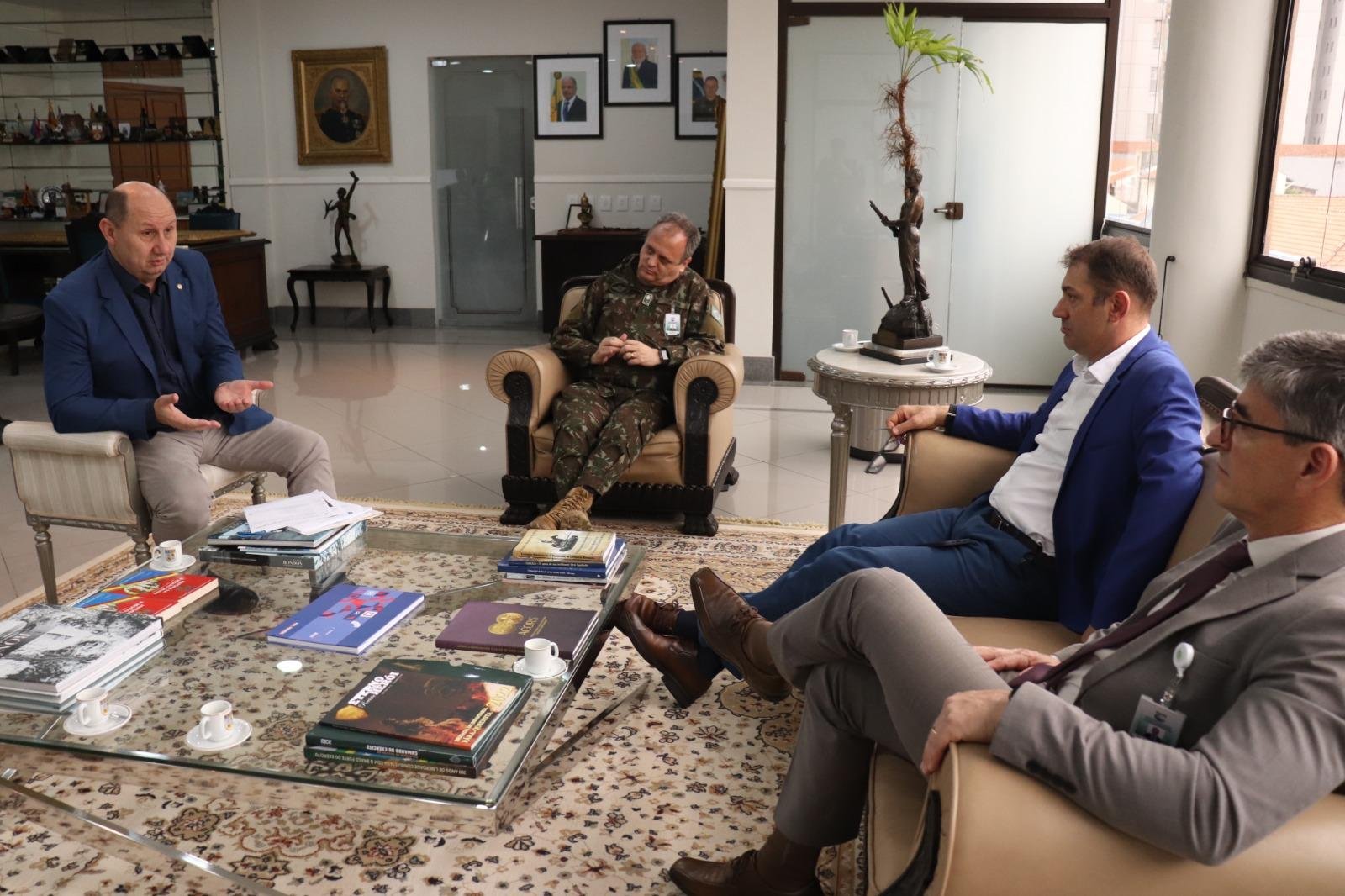 Weber e Bacchi se reuniram esta semana com comando da 3&ordf; Regi&atilde;o Militar