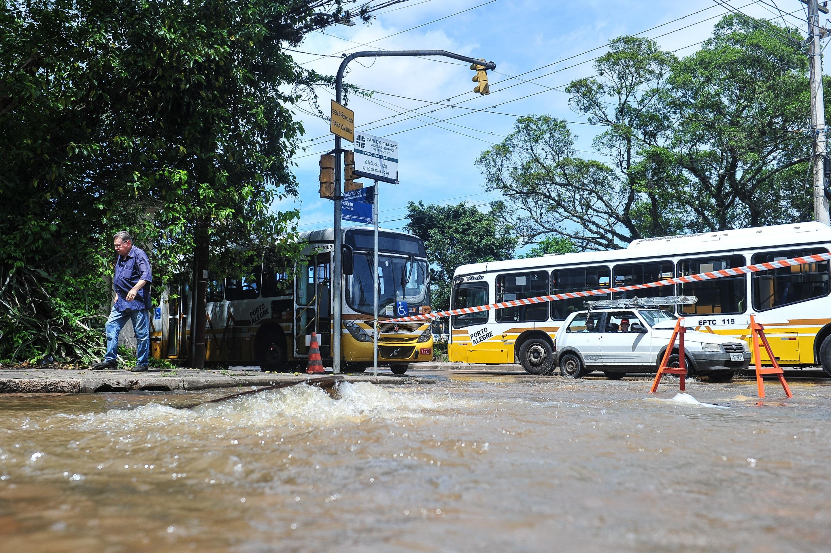 Bueiro da rua Pol&ocirc;nia, no Quarto Distrito, de Porto Alegre, segue jorrando a &aacute;gua do Gua&iacute;ba
