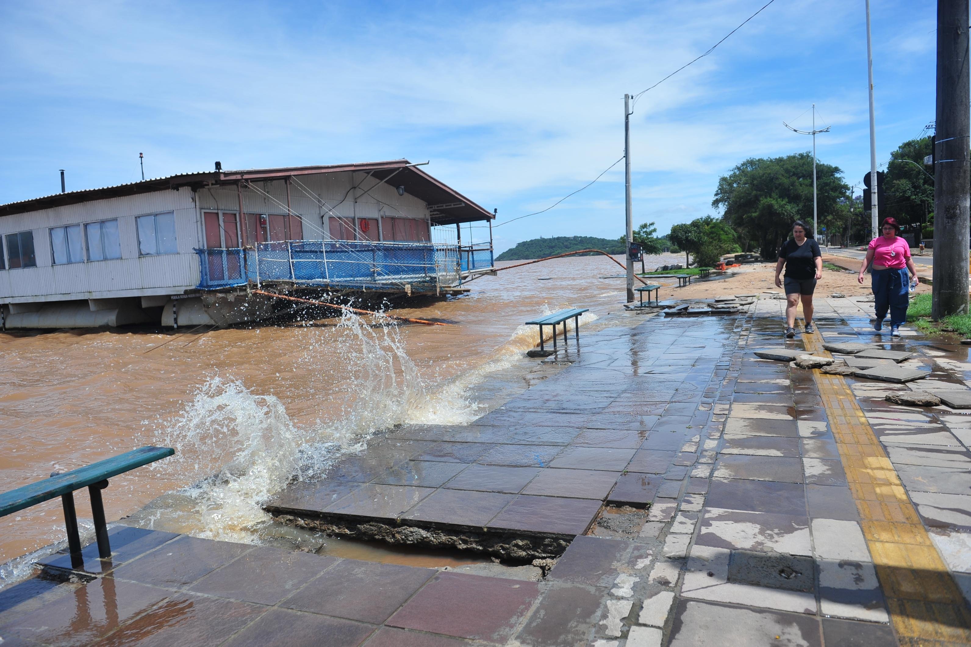 A for&ccedil;a das &aacute;guas do Gua&iacute;ba ainda atingiam a orla da zona Sul, em Porto Alegre