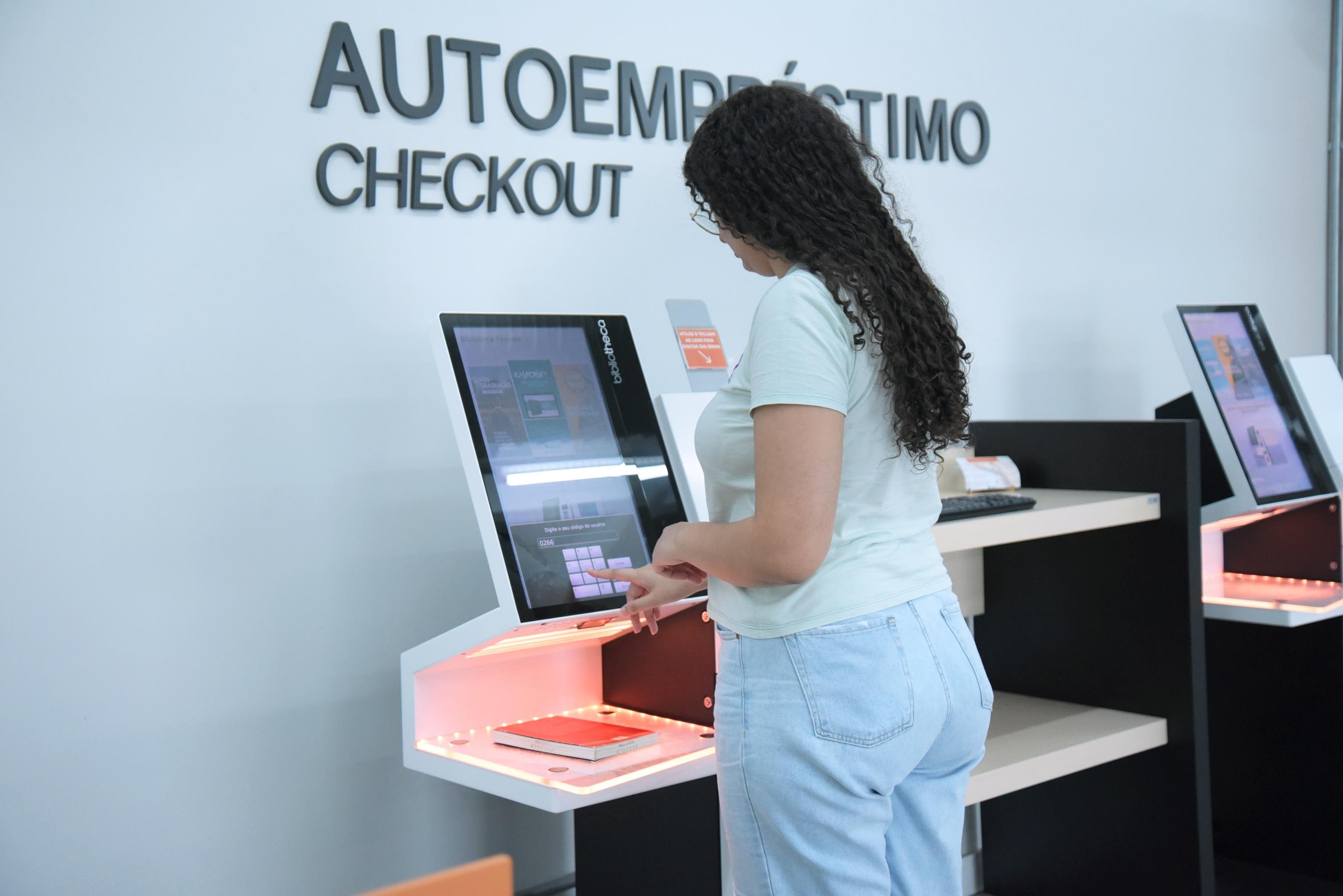 Universidade d&aacute; acesso &agrave; biblioteca f&iacute;sica e digital, que expandem estudos