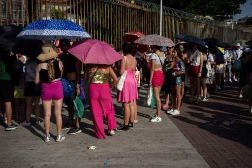 F&atilde;s enfrentaram filas e calor no show do Rio de Janeiro e criticam pronunciamento da produtora