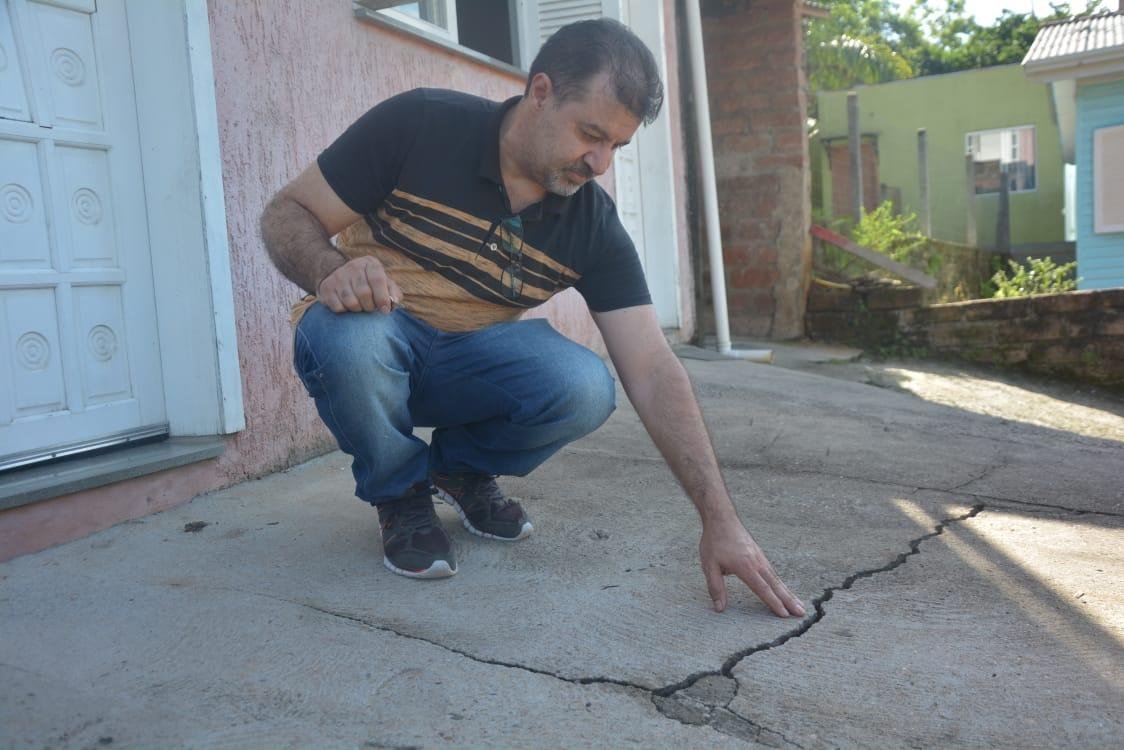 Advogado que representa moradores do bairro Piratini alega que a&ccedil;&atilde;o da prefeitura em rochas teria potencializado cat&aacute;strofe