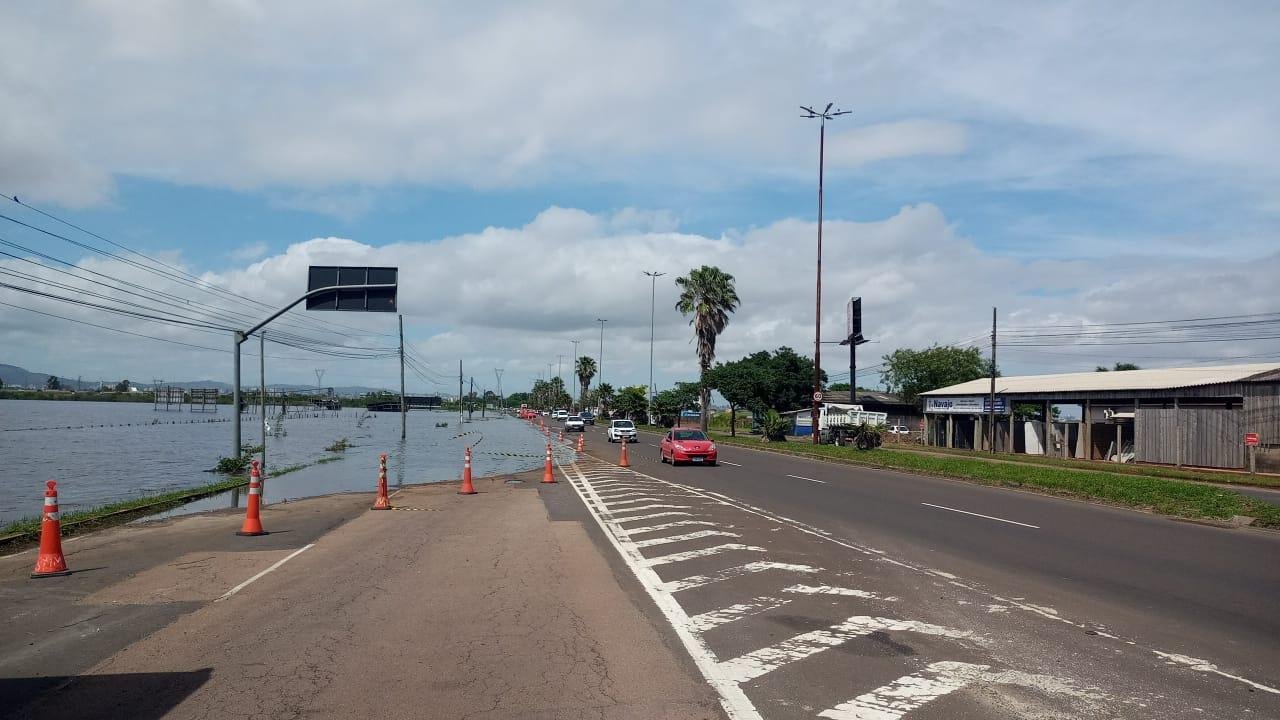 Recuo do rio Gravata&iacute; em Cachoeirinha permitiu a libera&ccedil;&atilde;o do tr&aacute;fego no acesso &agrave; cidade pela avenida Assis Brasil