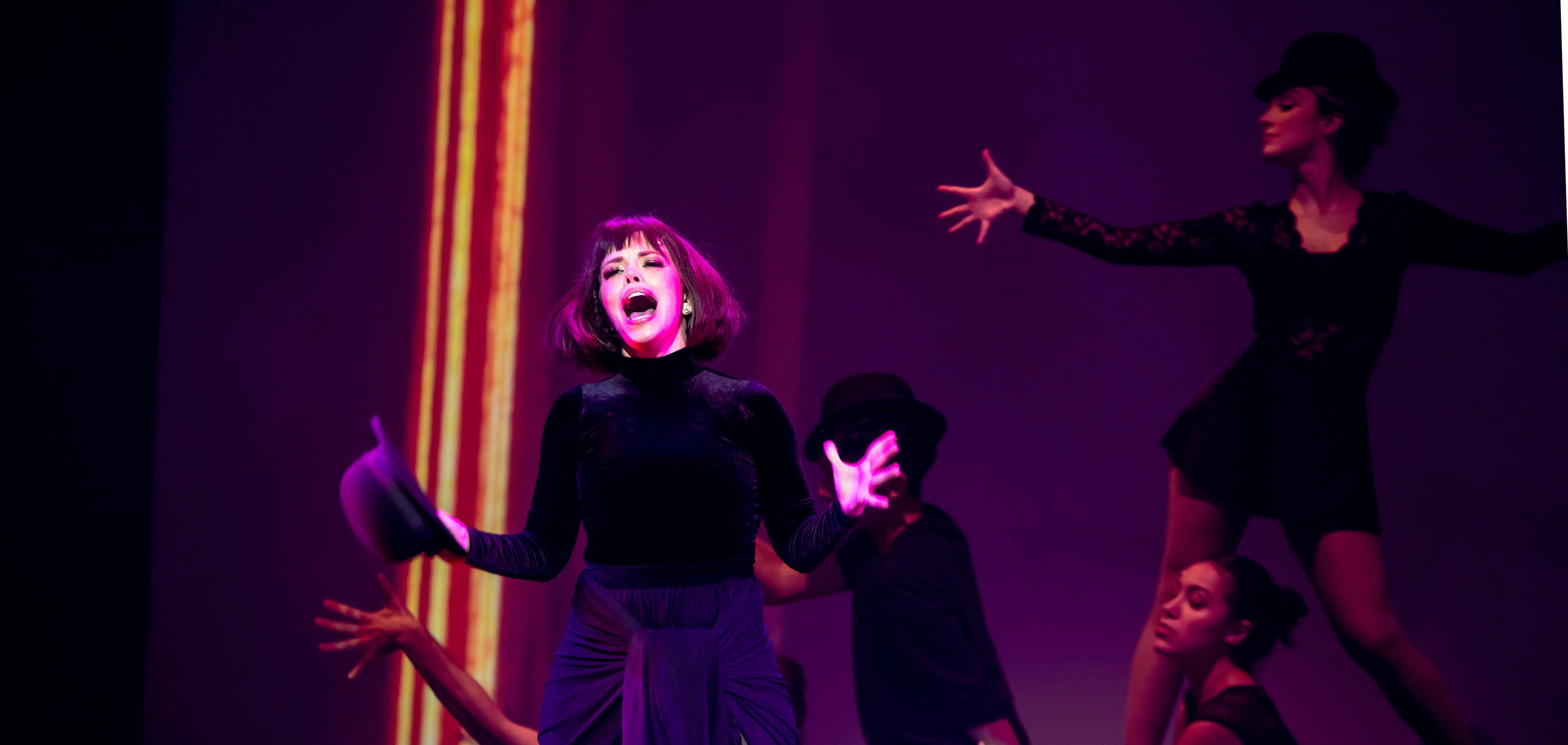 Fabi Bang &eacute; a protagonista do espet&aacute;culo "Uma Noite na Broadway" que cumpre temporada de hoje a domingo na Capital