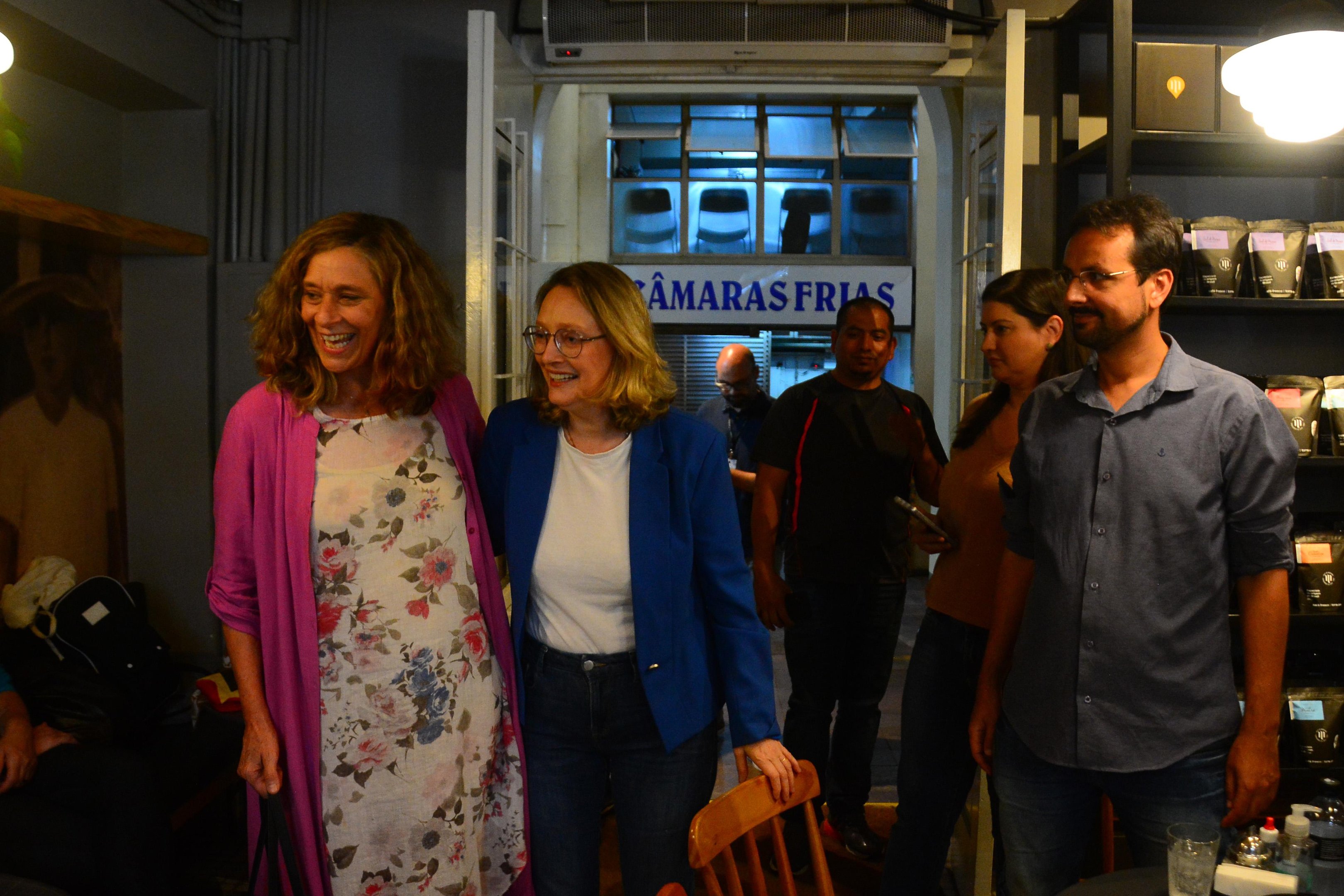 A deputada estadual Sofia Cavedon, que tamb&eacute;m estava no p&aacute;reo, recuou. Facilitando os desdobramentos dentro do partido