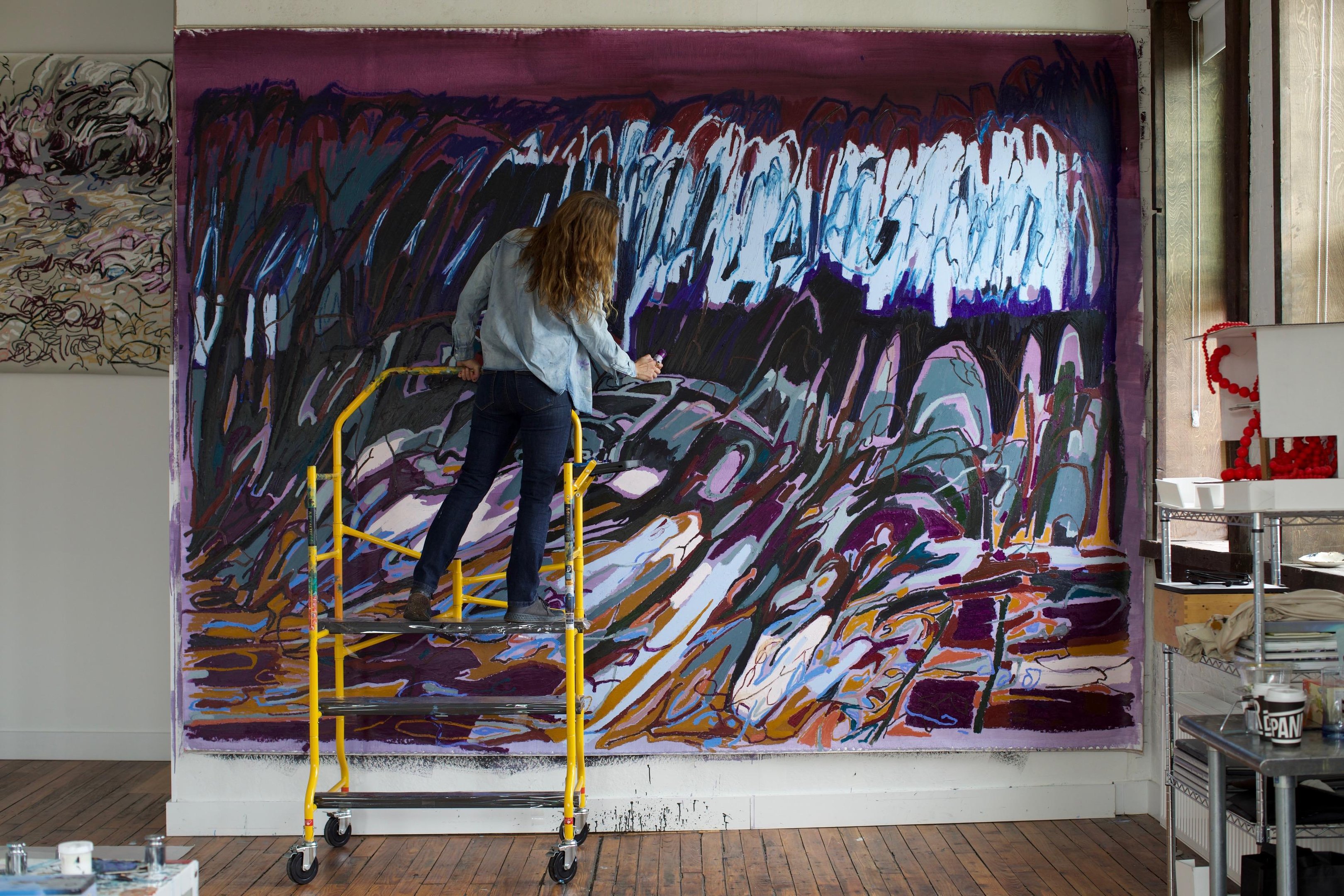 Janaina Tsch&auml;pe em plena cria&ccedil;&atilde;o de uma de suas obras no Brooklyn, em Nova Iorque