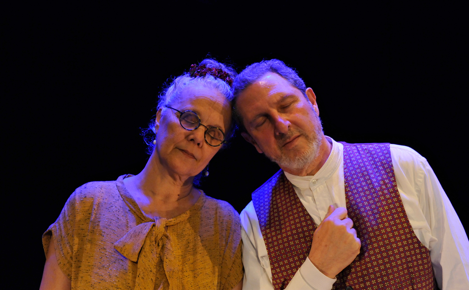 Os artistas e seus duplos, Luba e Vrum (Mirna Spritzer e Sergio Lulkin) cantam e dan&ccedil;am numa celebra&ccedil;&atilde;o po&eacute;tica da exist&ecirc;ncia