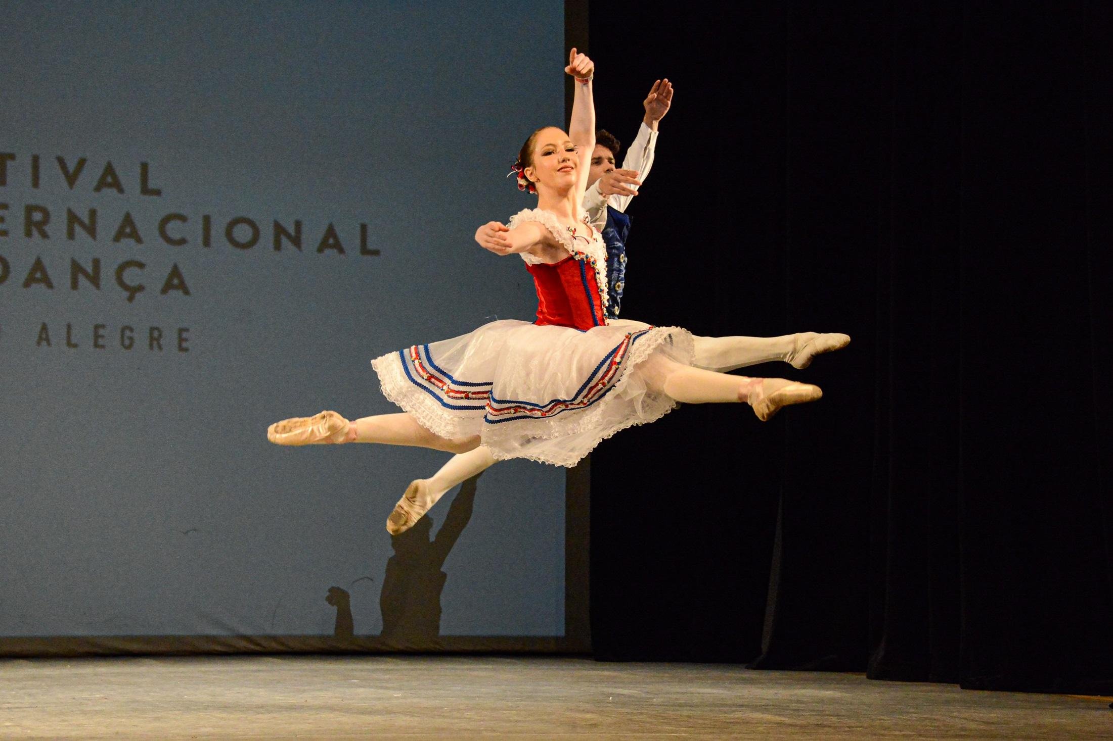 Marina Starosta dan&ccedil;a em trecho de &lsquo;La Fille Mal Gard&eacute;e&rsquo; no Sesi