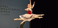 Marina Starosta dança em trecho de ‘La Fille Mal Gardée’ no Sesi