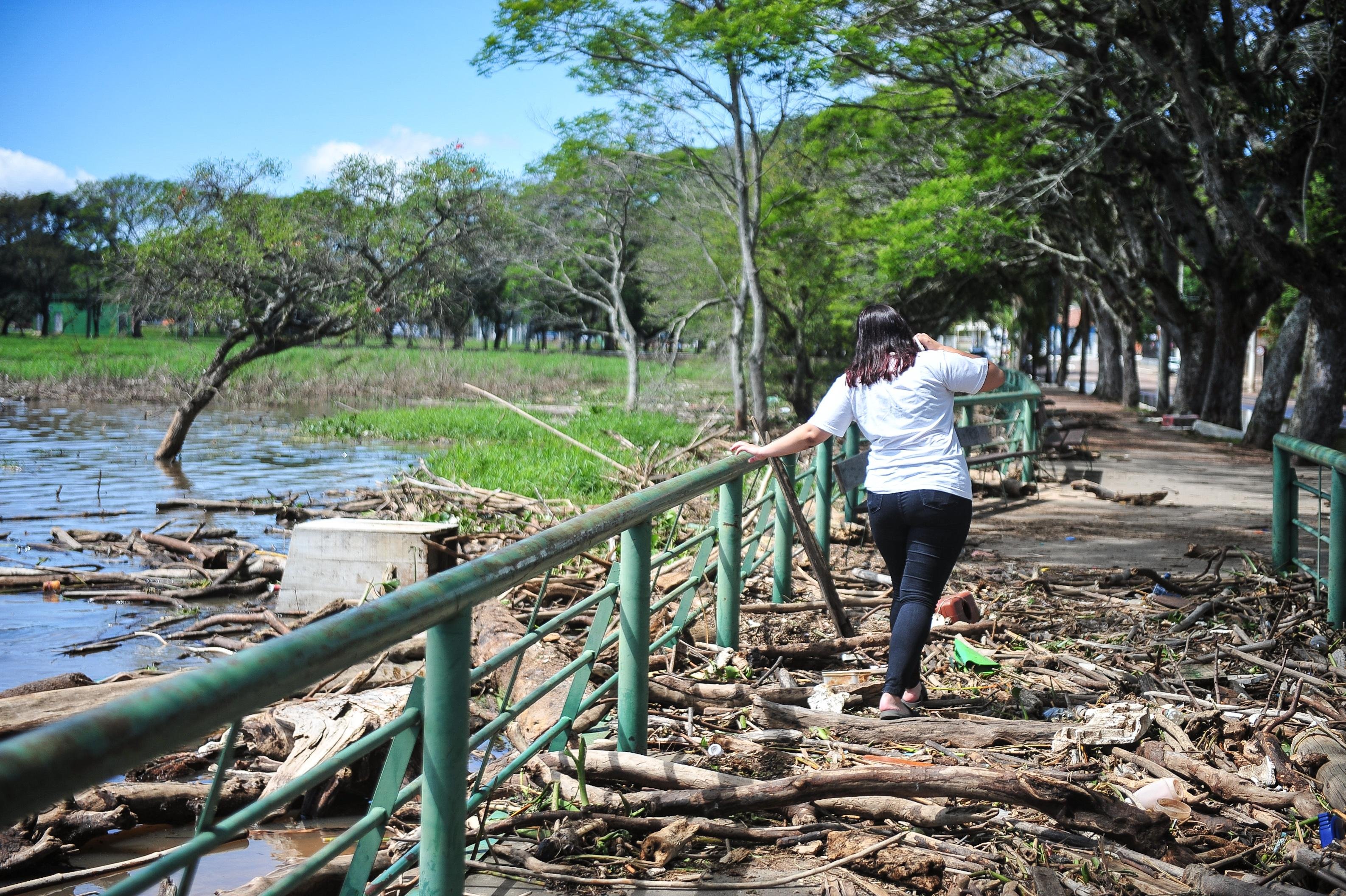 No passeio p&uacute;blico de Gua&iacute;ba, muitos galhos seguem acumulados, dificultando a passagem de moradores