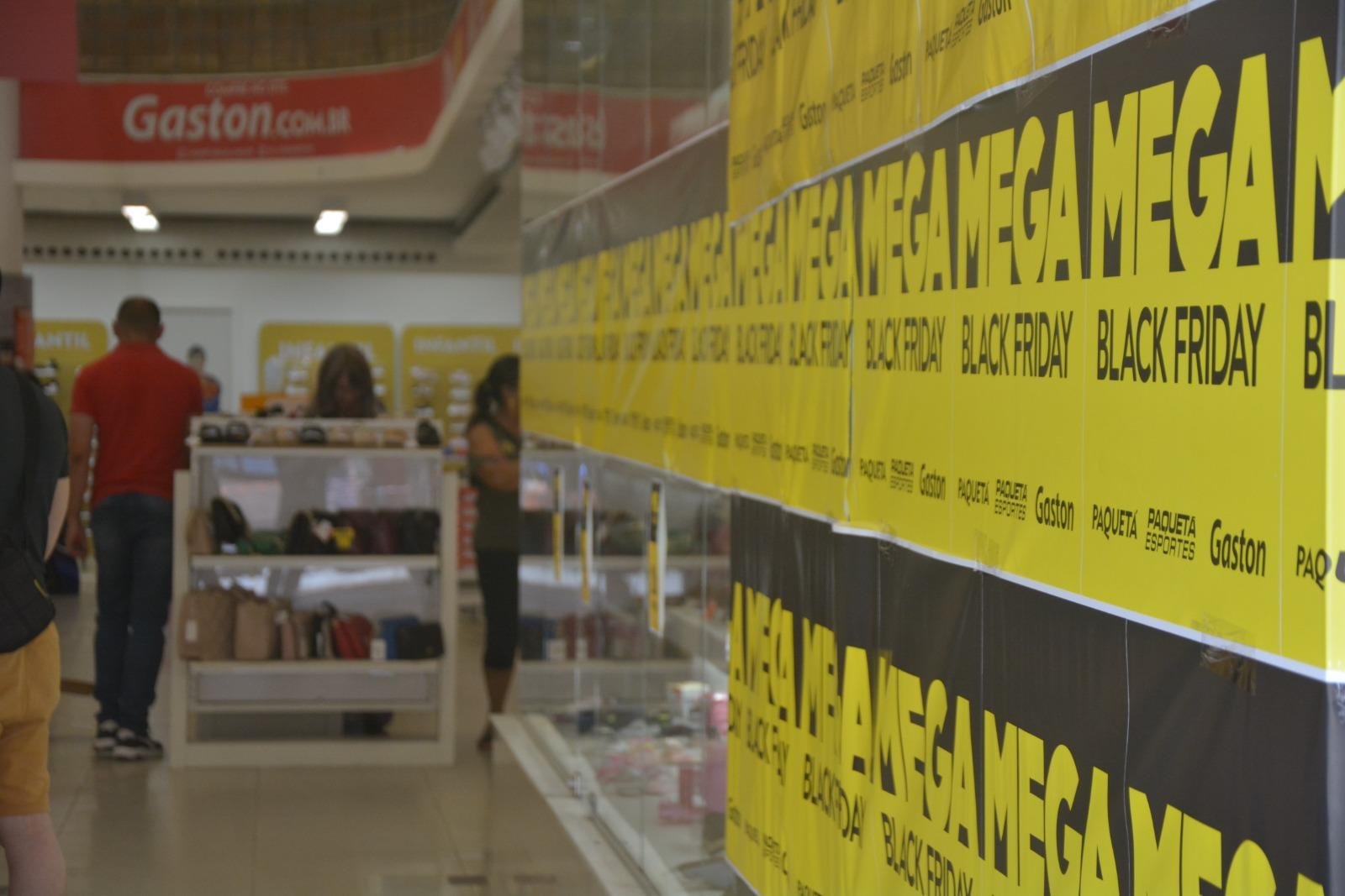 Em alguma lojas do centro de Porto Alegre, a maior procura por produtos com desconto na Black friday come&ccedil;ou somente ap&oacute;s ao meio-dia