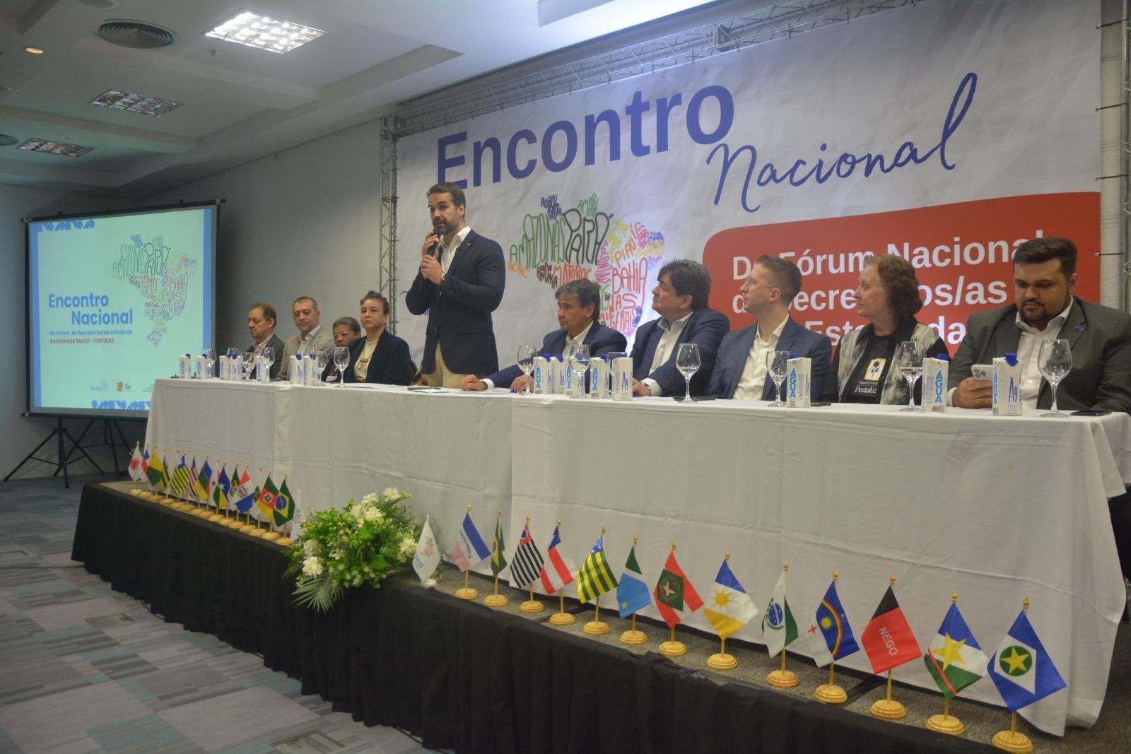 Durante o Encontro Nacional do F&oacute;rum Nacional de Secret&aacute;rios de Estado de Assist&ecirc;ncia Social, o governador Eduardo Leite destacou o Devolve CMS, um programa que entrega um cart&atilde;o de compras para 600 mil fam&iacute;lias em situa&ccedil;&atilde;o de extrema pobreza