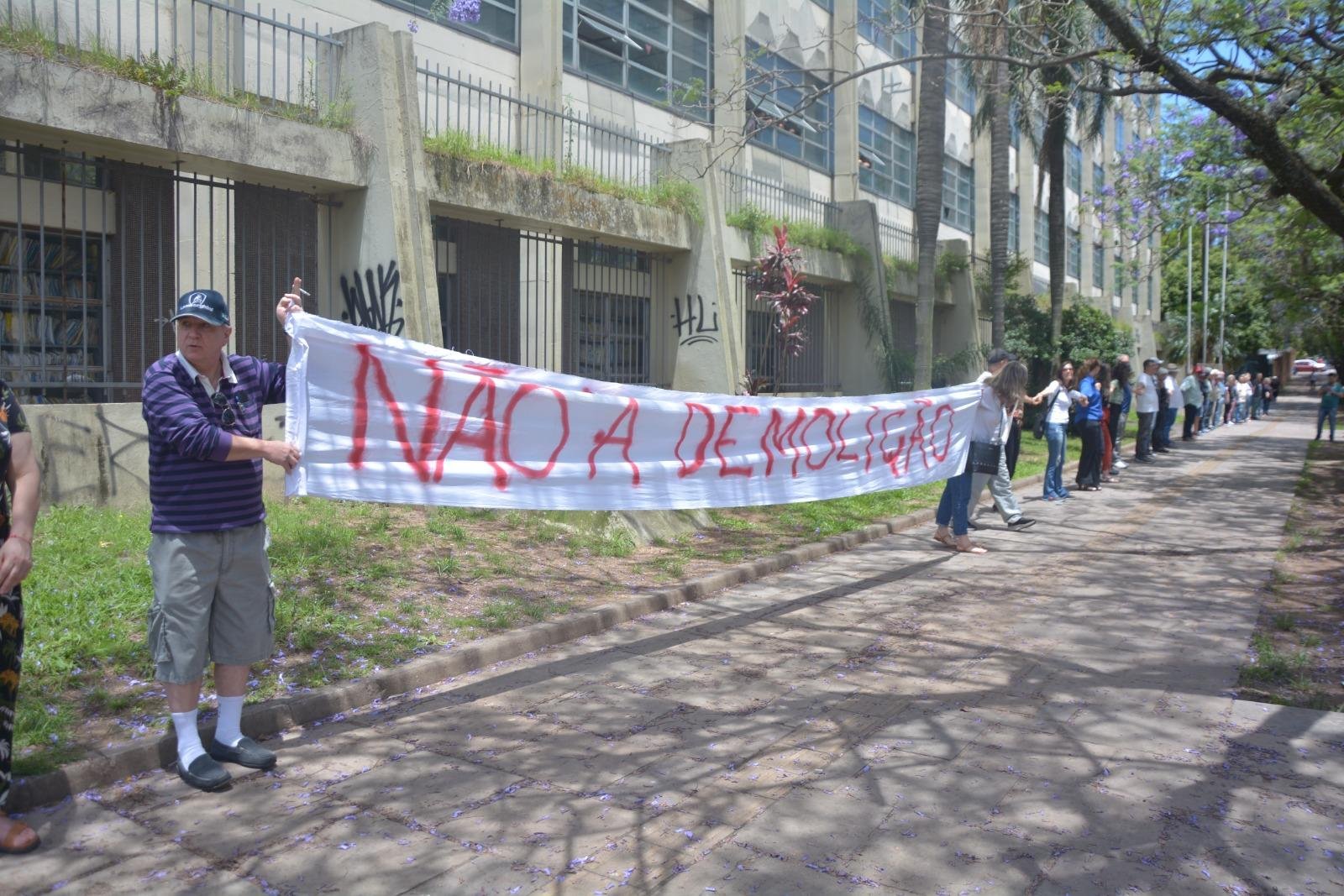 Grupo faz abraço simbólico em prédio antigo da Smov que será leiloado