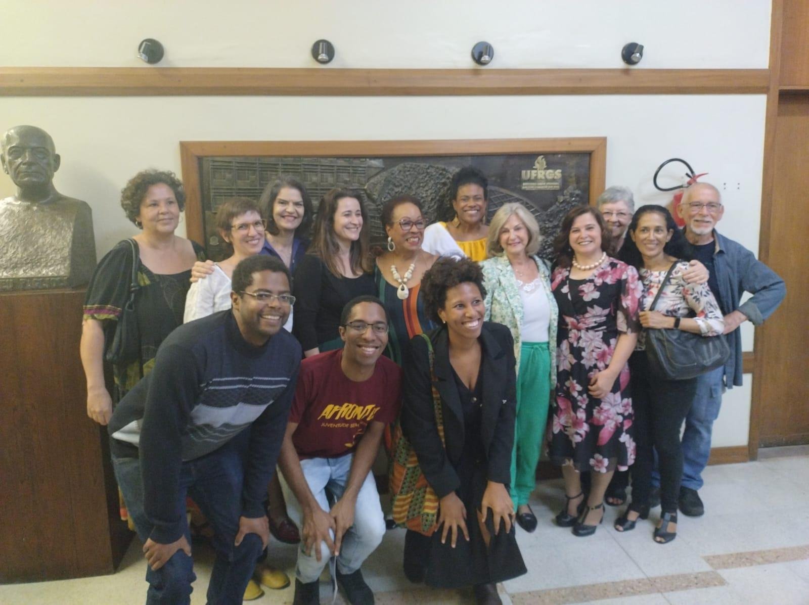 Professores, pesquisadores, amigos do poeta e militante do Movimento Negro, Oliveira Silveira, na outorga do t&iacute;tulo de Doutor Honoris Causa pela Ufrgs, na segunda-feira, 20 de novembro