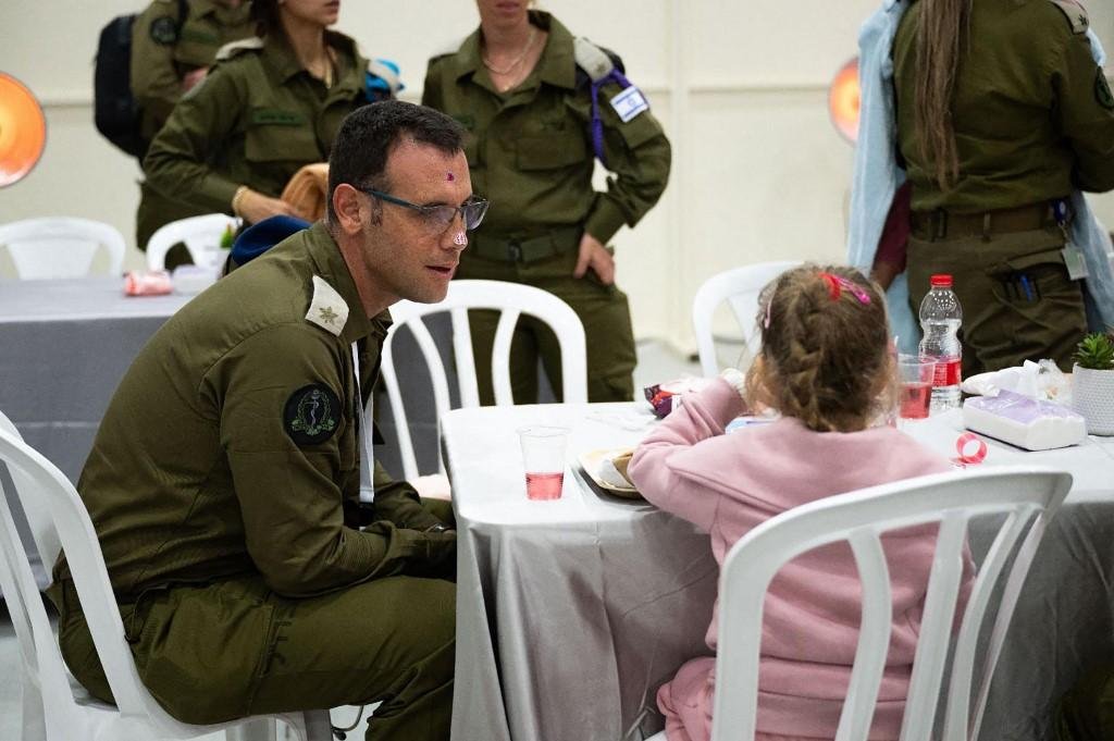 Ref&eacute;ns agora est&atilde;o "a caminho do ponto de passagem de Rafah", em dire&ccedil;&atilde;o ao Egito