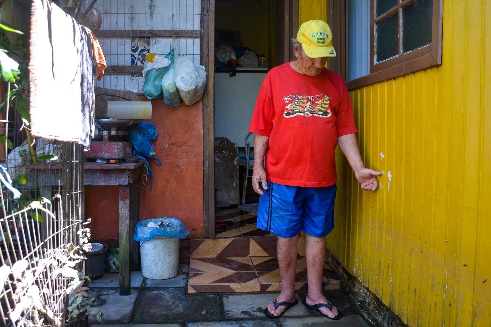 Davi Rodrigues de 78 anos teve a sua casa invadida pelas &aacute;guas na Ilha da Pintada