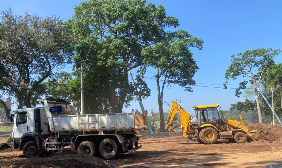 M&aacute;quinas da Prefeitura de Lajeado auxiliam nos trabalhos de limpeza e retomada ap&oacute;s mais uma enchente hist&oacute;rica no Vale do Taquari