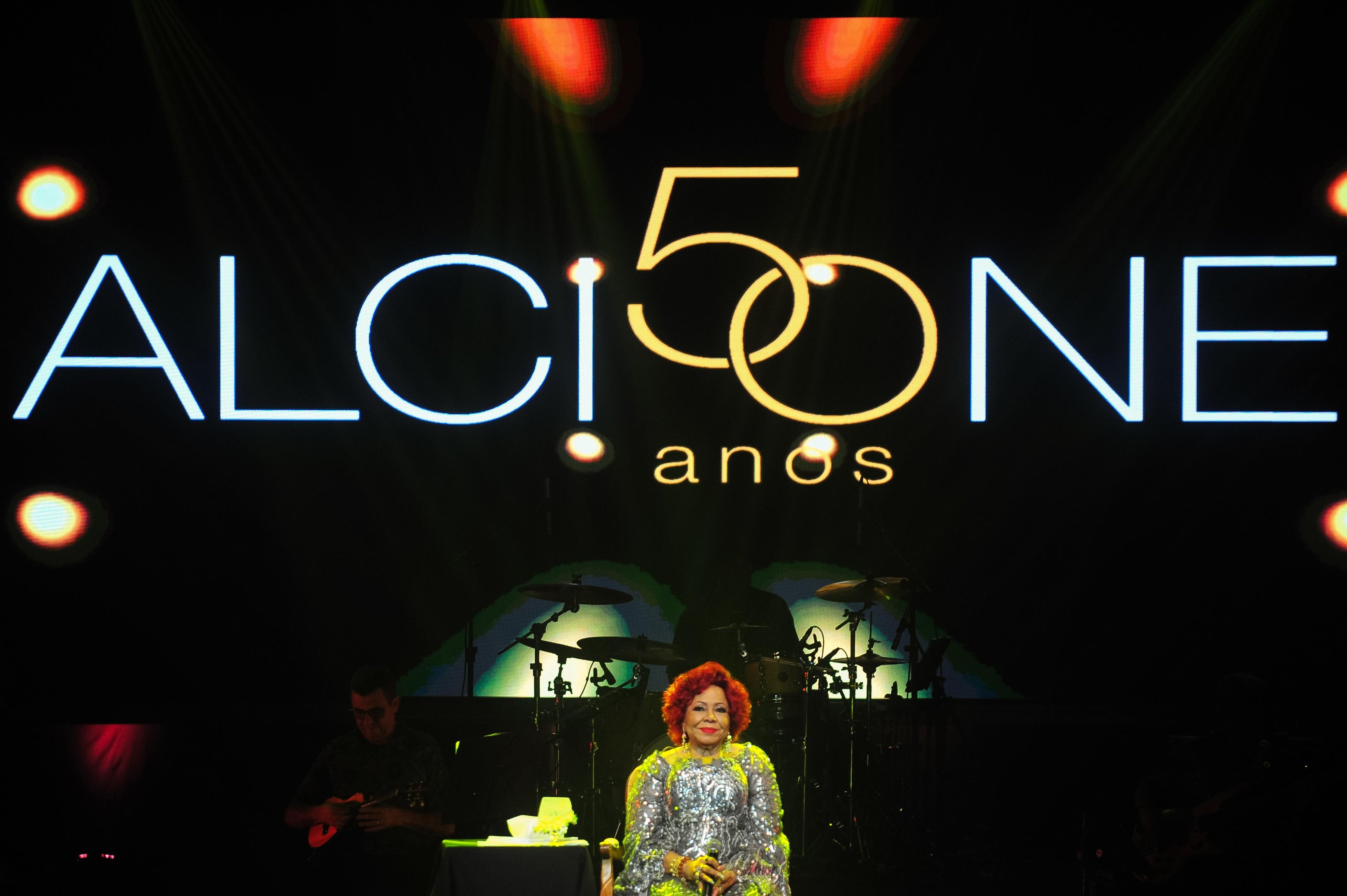 Com rec&eacute;m completos 76 anos no dia 21 deste m&ecirc;s, a cantora celebrou meio s&eacute;culo de carreira em noite repleta de grandes sucessos da trajet&oacute;ria