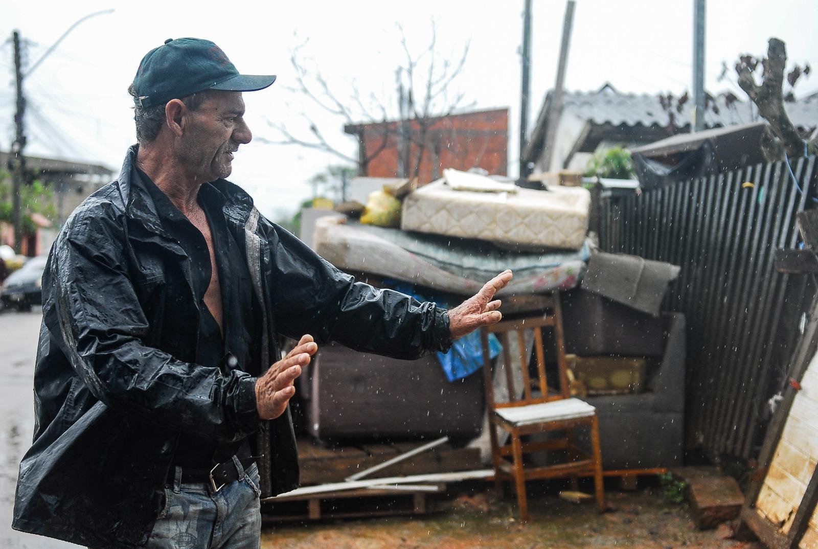 Jos&eacute; Cl&aacute;udio Vieira, morador do bairro Cidade Verde, perdeu praticamente tudo em casa
