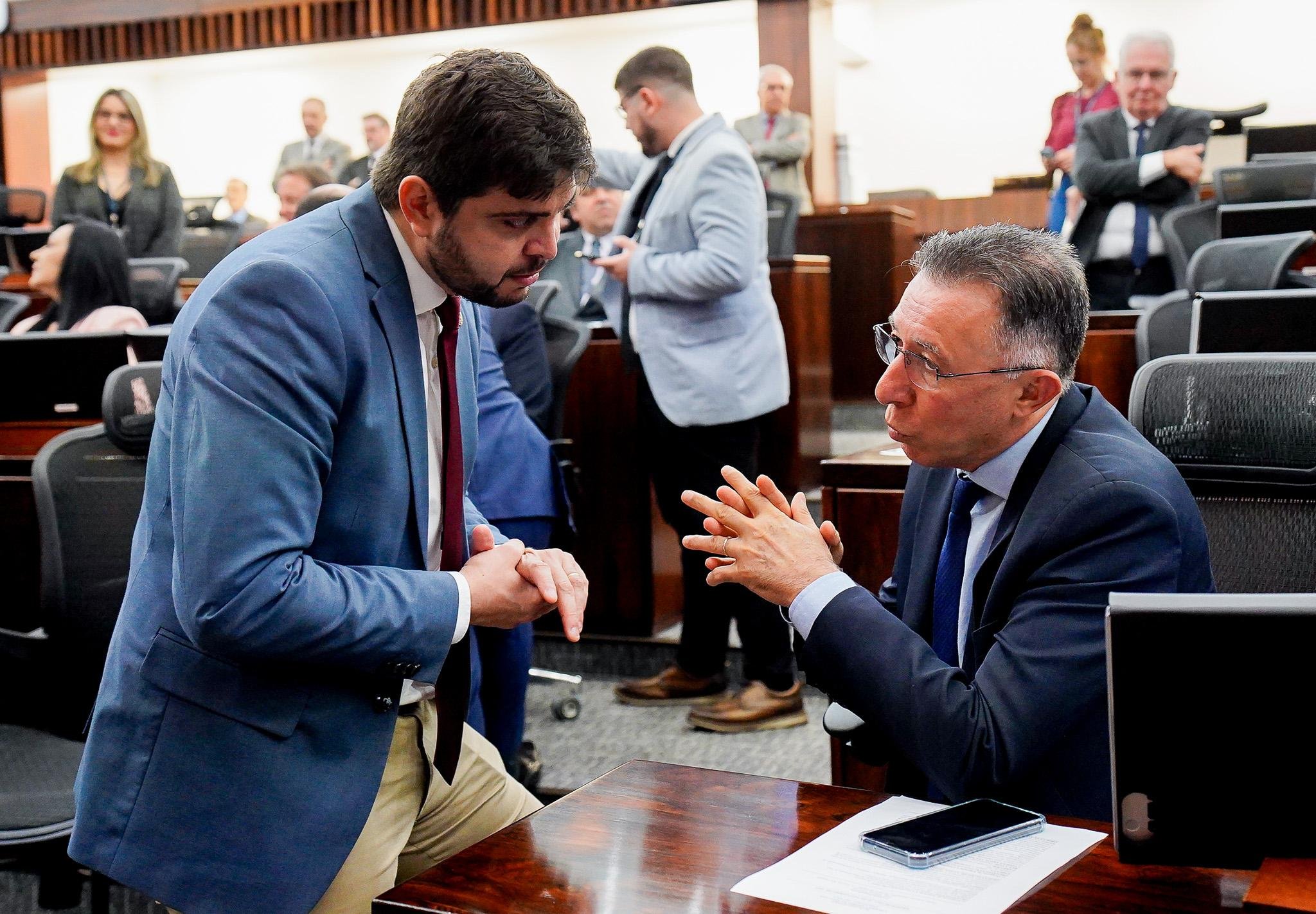 Felipe Camozzato (Novo), autor da PEC das Ferrovias, debate com Valdeci Oliveira (PT)