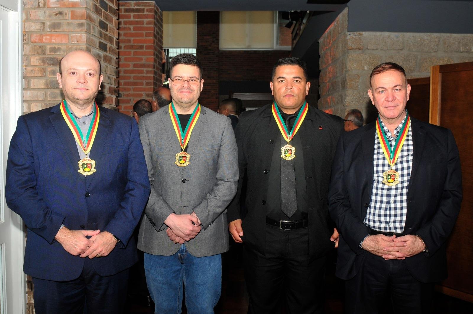 Diretor-presidente do Correio do Povo, Marcelo Dantas, presidente da Rede Record RS, Gustavo Brand&atilde;o Paulus, coordenador do Programa Universal nas For&ccedil;as Policiais (UFP) do Rio Grande do Sul, pastor Leonardo &Aacute;lvaro dos Santos, e o diretor-executivo da R&aacute;dio Gua&iacute;ba, Claudinei Girotti.