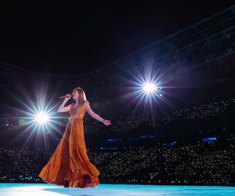 "Sou muito grata a minha banda, equipe e dan&ccedil;arinos por tudo que eles colocaram neste show durante o ano todo", disse Taylor Swift em seu perfil no Instagram