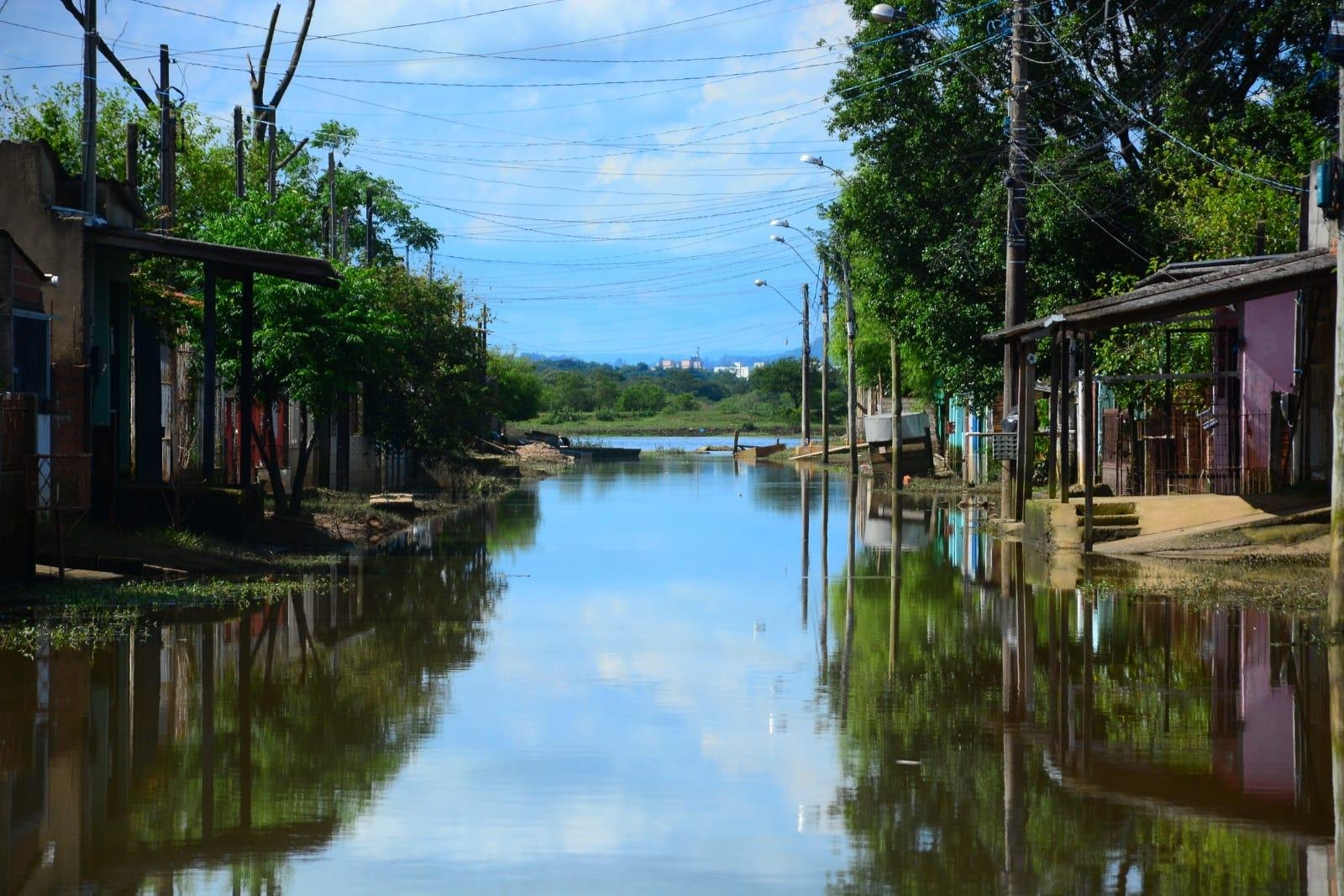 Quadras mais baixas do bairro Americana, em Alvorada, como a rua Marqu&ecirc;s do Pombal, seguem com pontos de alagamento