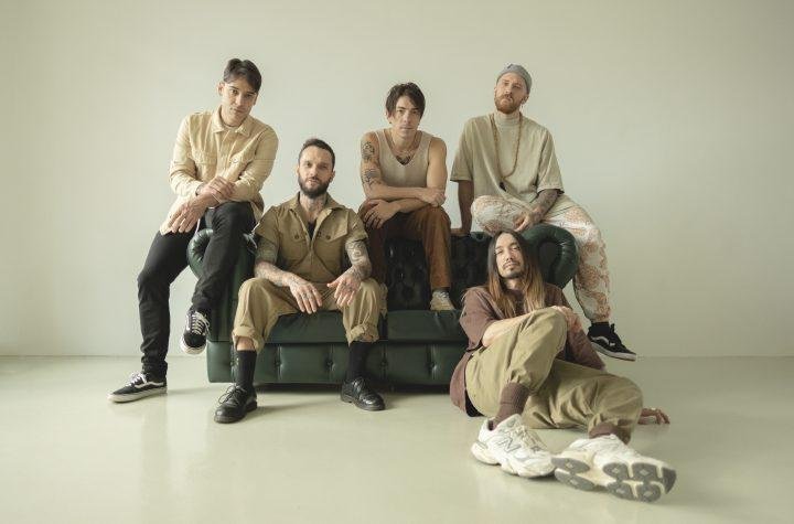 Ap&oacute;s cinco anos longe dos palcos, a banda composta por Di Ferrero, Gee Rocha, Filipe, Conrado Grandino e Daniel Weksler se re&uacute;ne para a turn&ecirc; "Cedo ou Tarde"