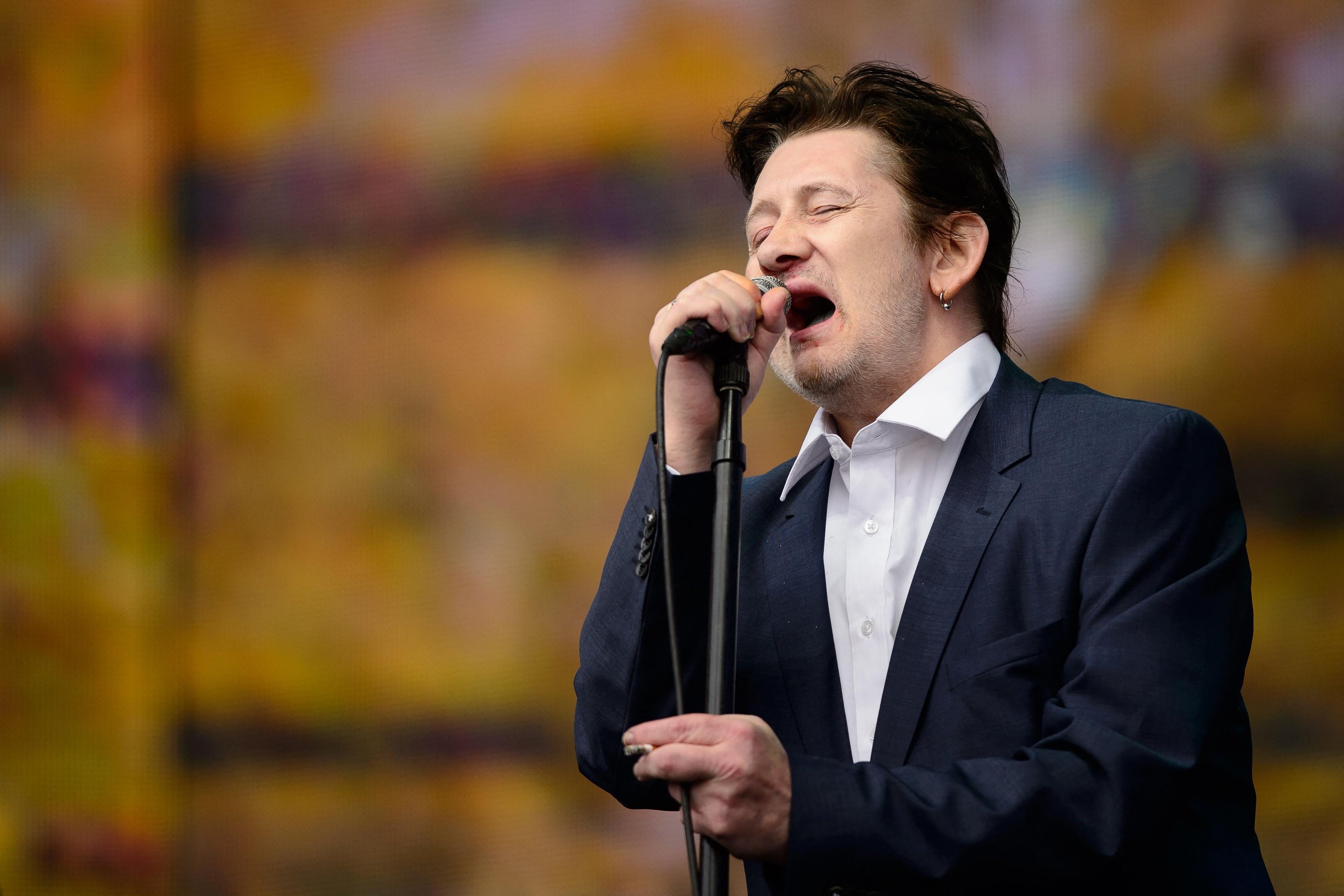 Shane MacGowan fundou, em 1982, o grupo folk-punk The Pogues, de grande sucesso por suas can&ccedil;&otilde;es sobre a Irlanda e a di&aacute;spora irlandesa no mundo. Registro de 2014