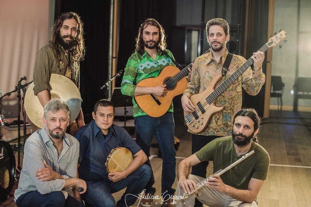 A banda &eacute; formada por Jos&eacute; Leandro Luz (voz), Juliano Luz (contrabaixo, piano e vocal), Maestro Namb&uacute; (saxofone e clarinete), Fabio Bohrer (viol&atilde;o, cavaquinho e vocal), Felipe Bohrer (viol&atilde;o, flauta, percuss&atilde;o e vocal) e Rafael Bohrer (bateria)